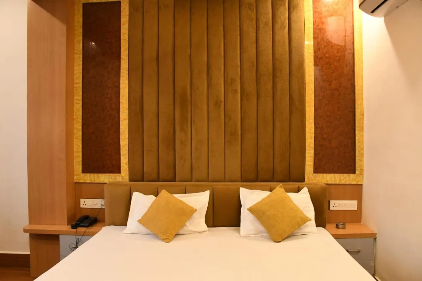 Bed in Hotel Golden Continental