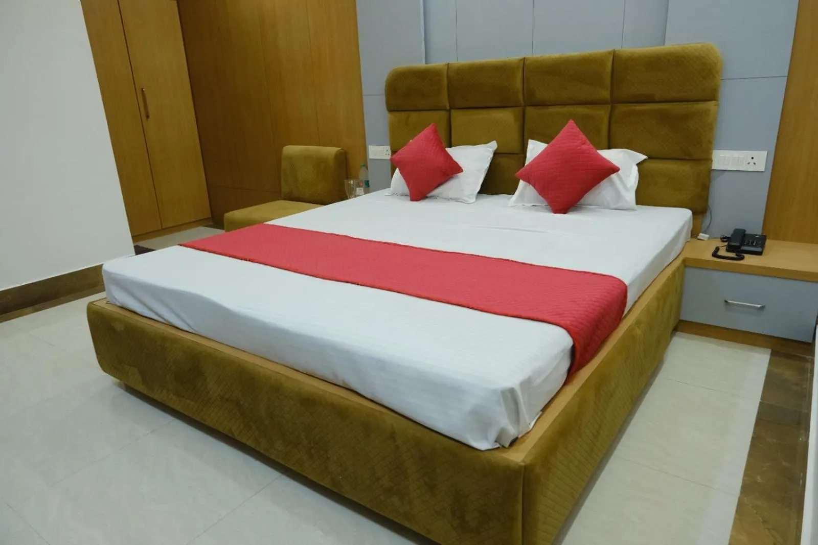 Bed in Hotel Golden Continental