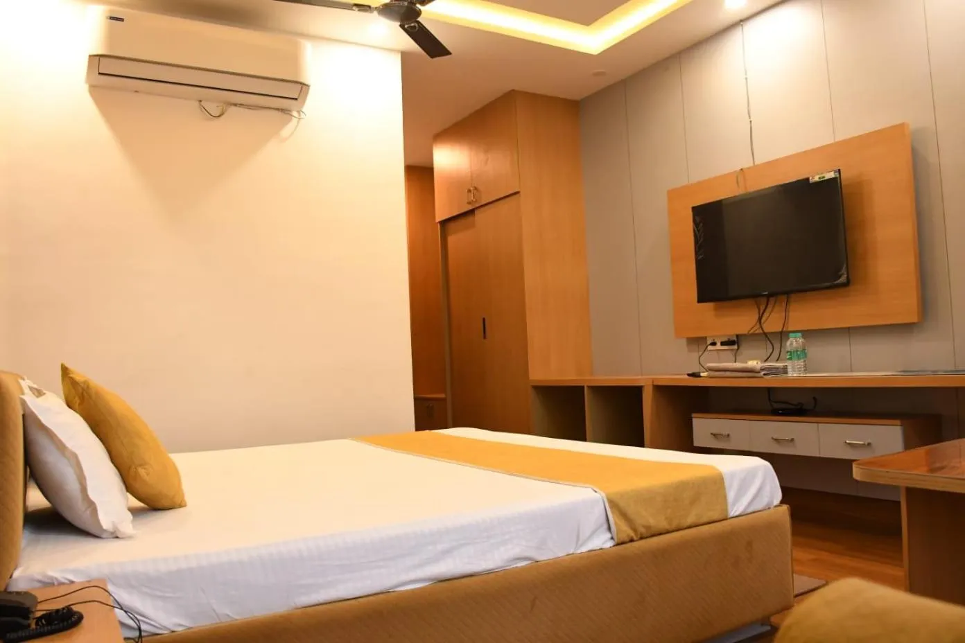 Bed in Hotel Golden Continental