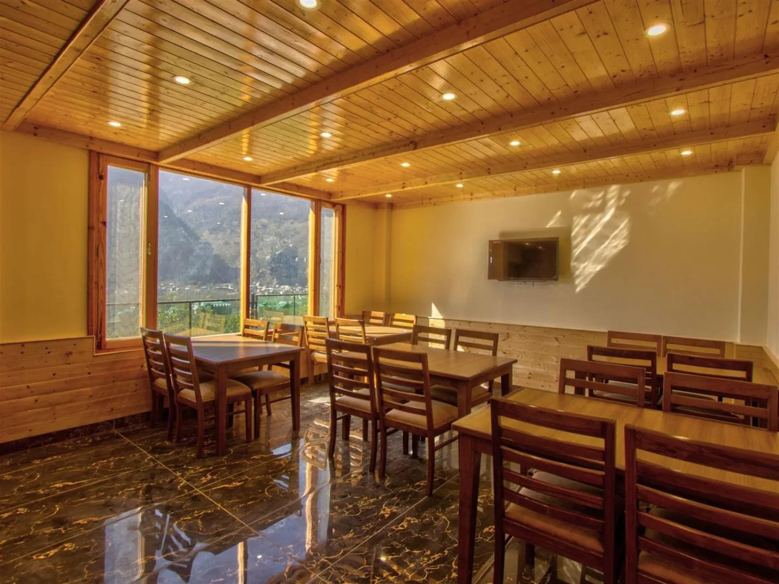 Restaurant/places to eat in Golden Peak Manali