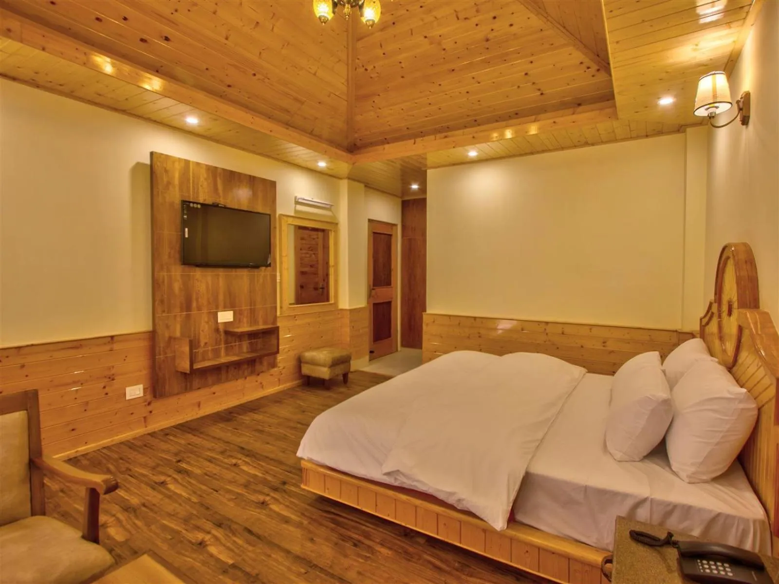 Photo of the whole room in Golden Peak Manali