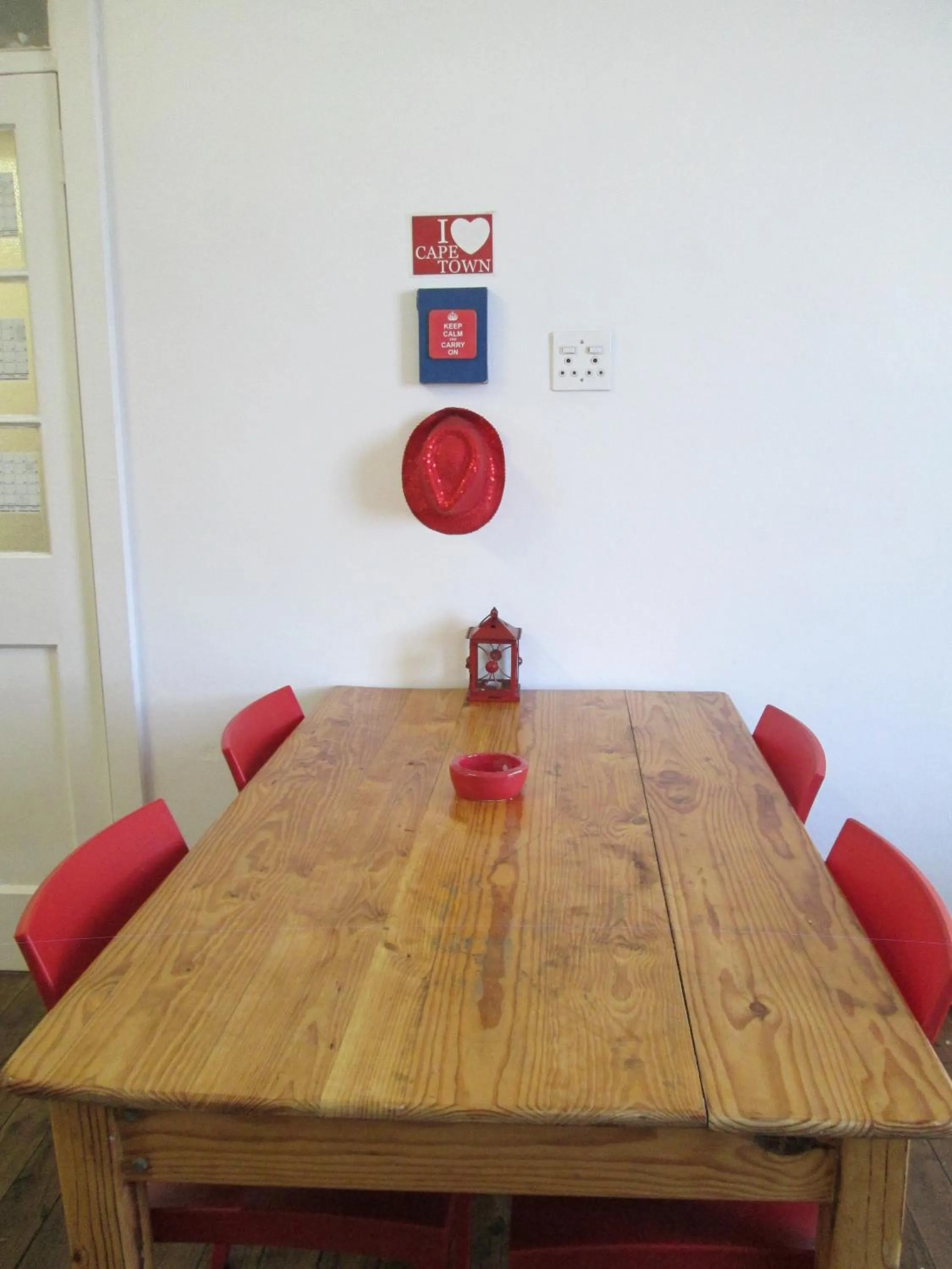 Communal kitchen in Lighthouse Farm Backpackers Lodge