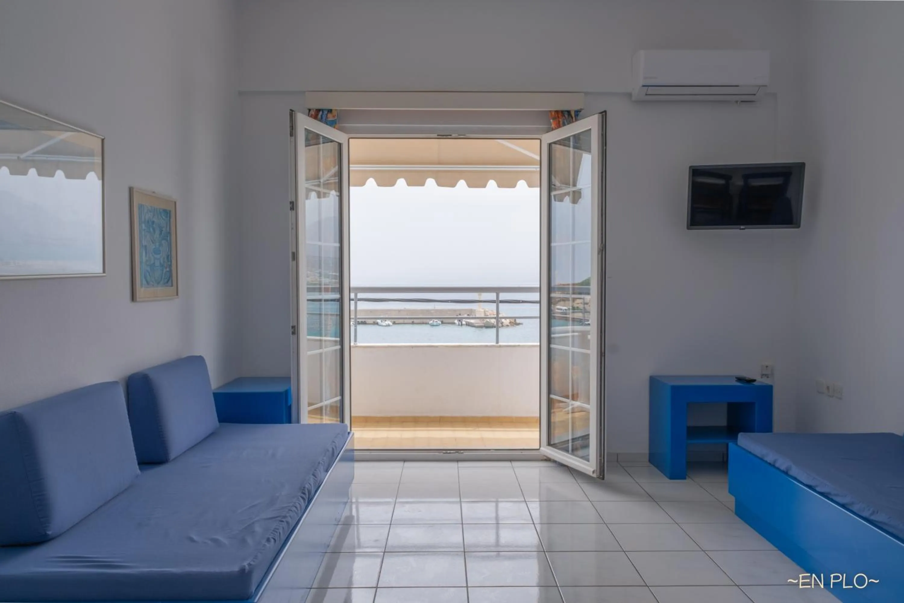 TV and multimedia in Enplo Apartments