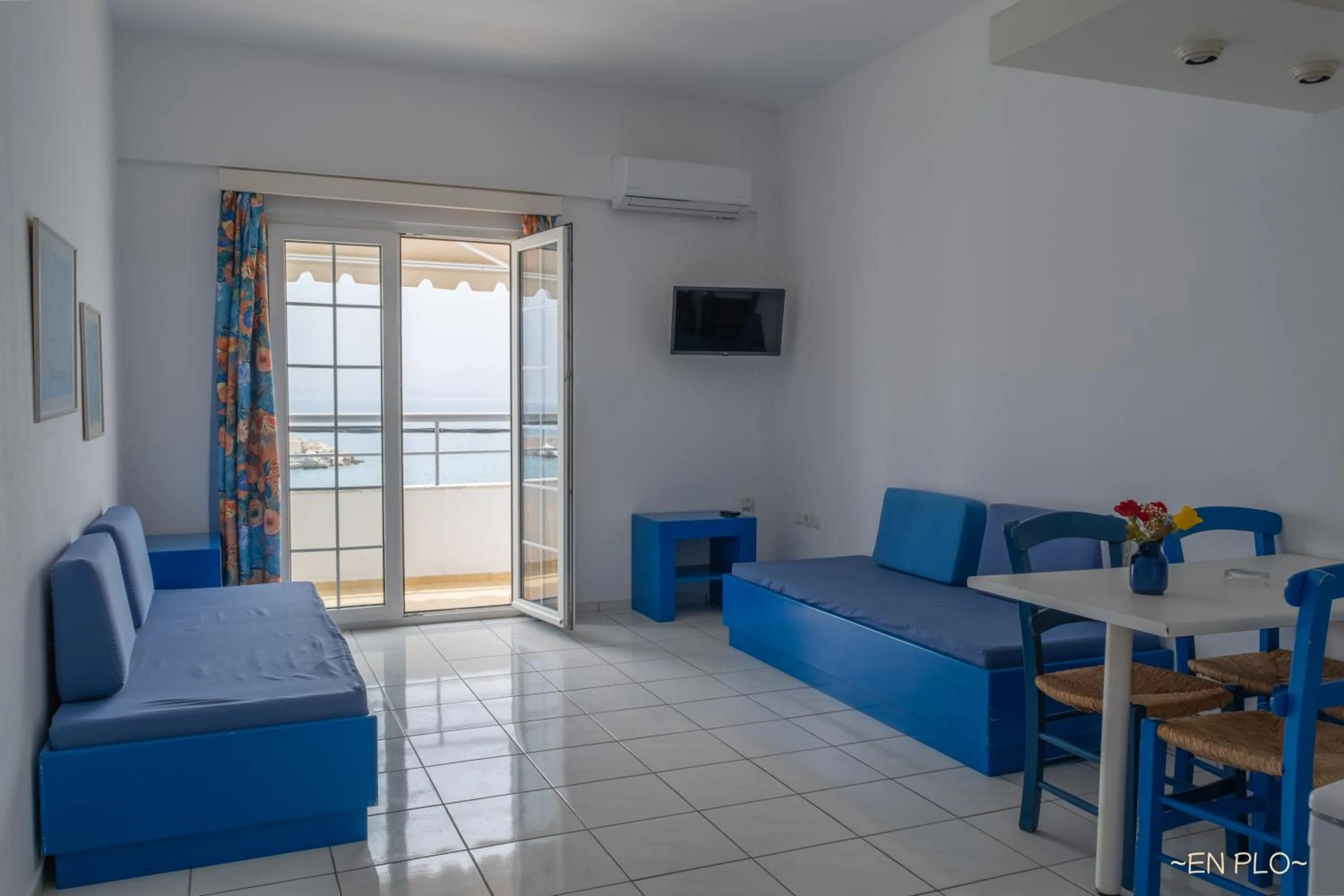 Communal lounge/ TV room in Enplo Apartments