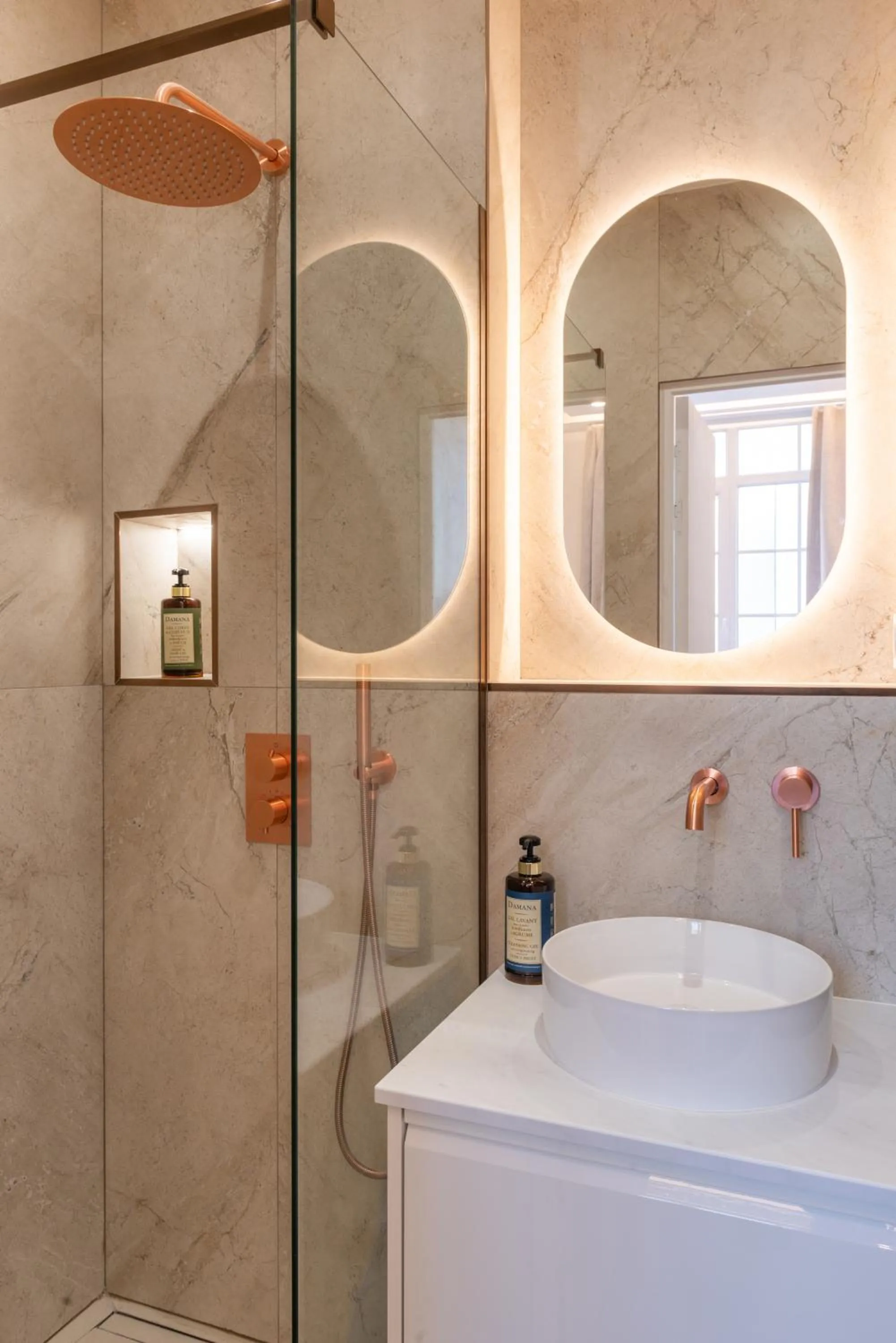 Bathroom in Faubourg Station