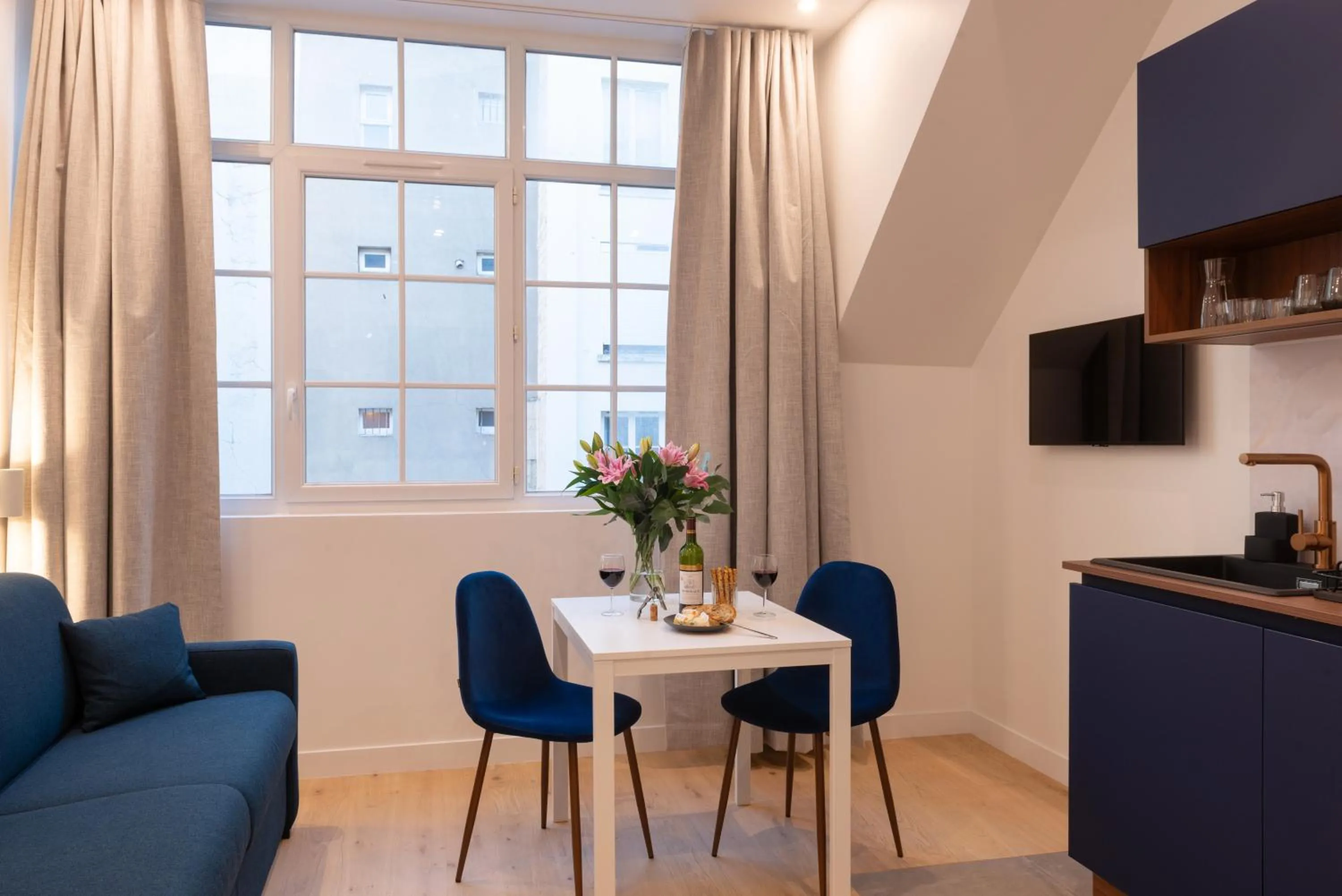 Dining area in Faubourg Station