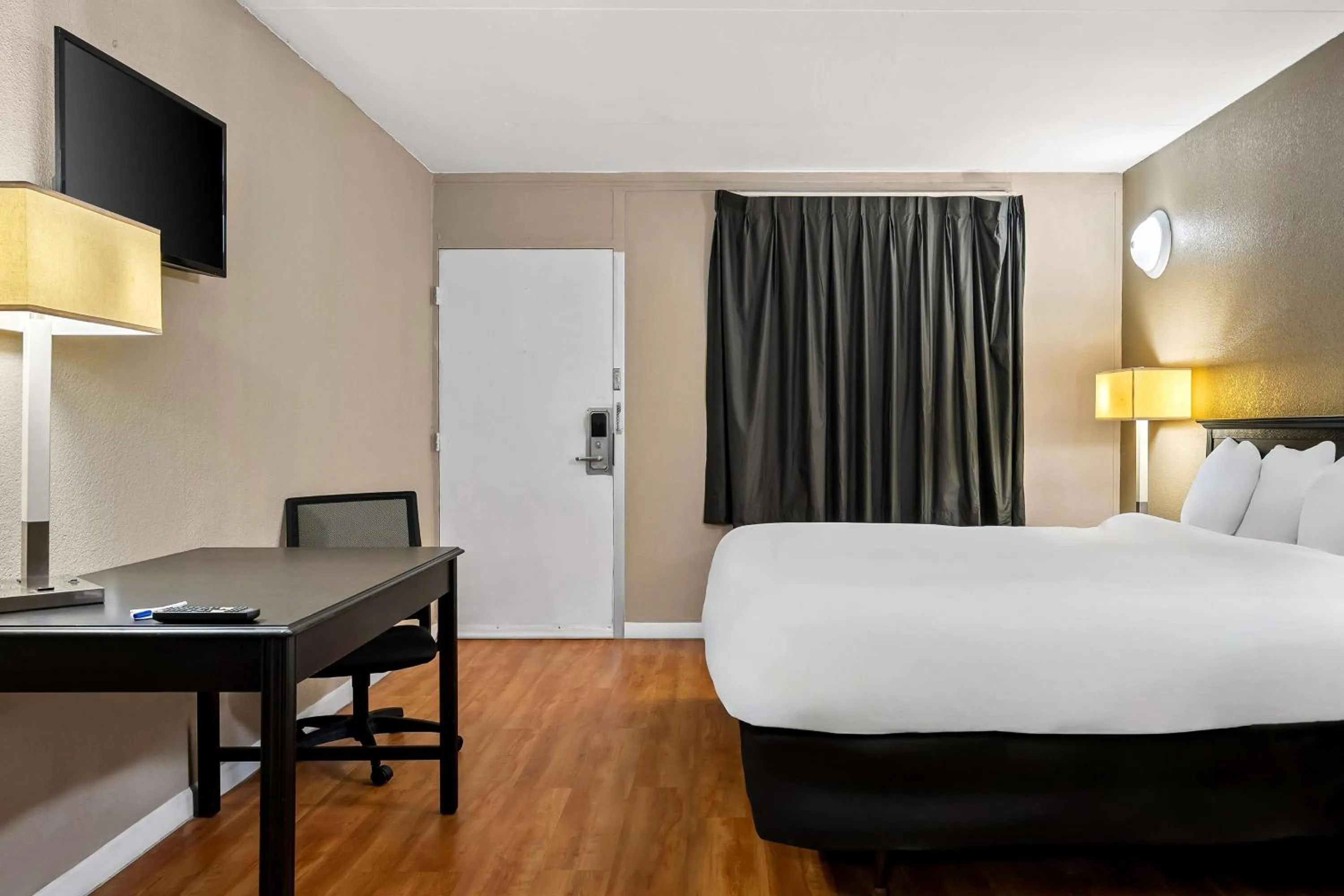 Bedroom, Bed in Signature Inn Danville