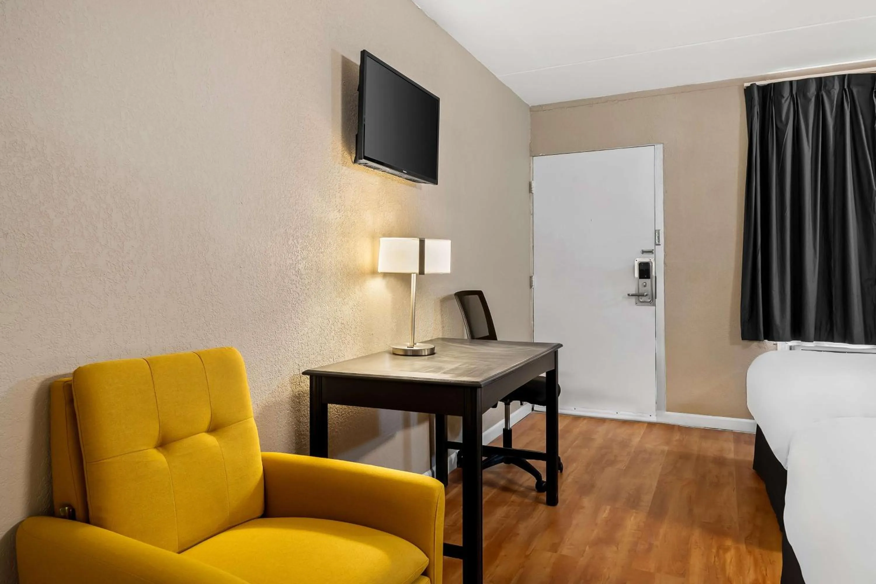 Bedroom in Signature Inn Danville