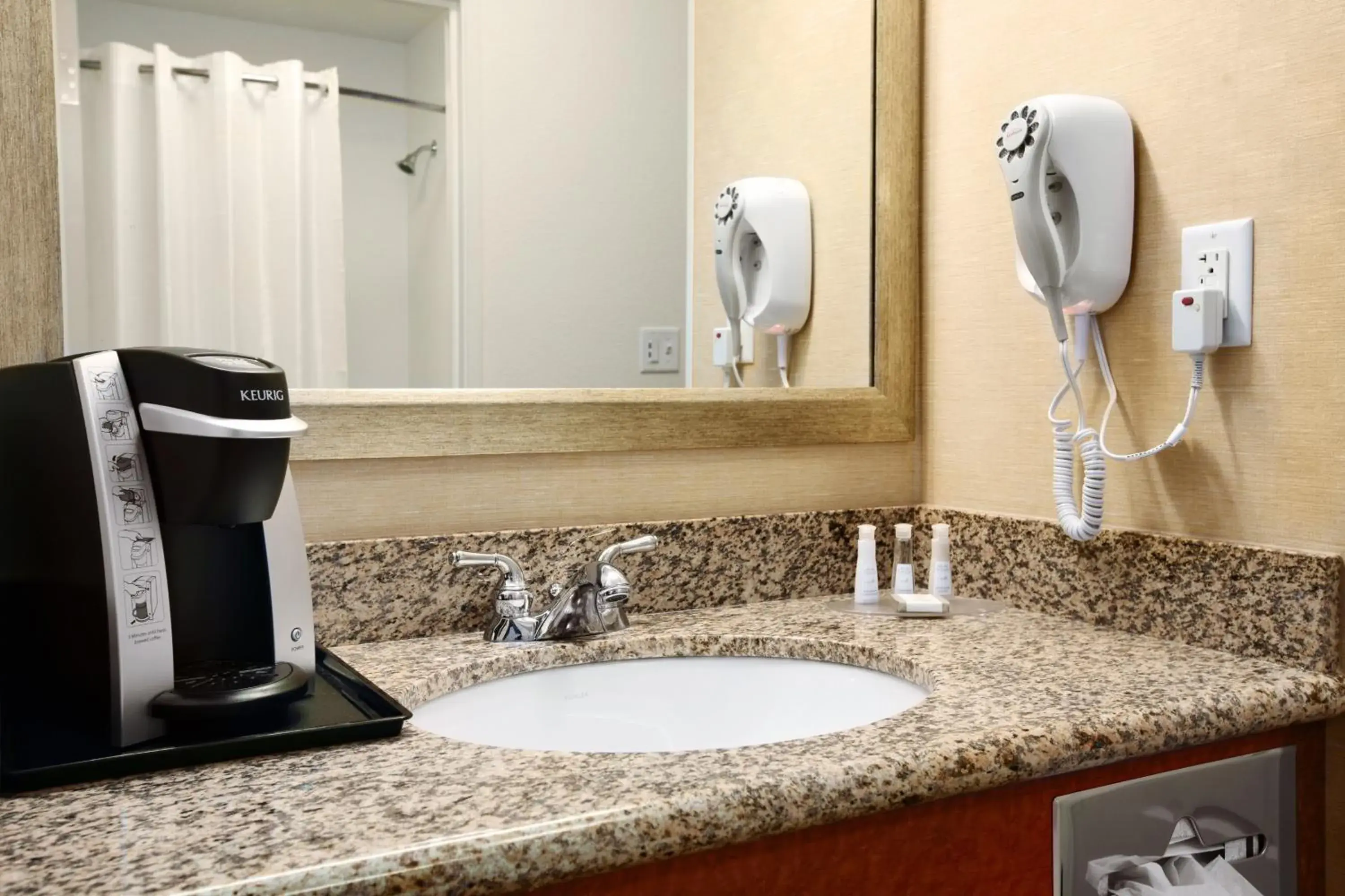 One-Bedroom Deluxe King Room - Mobility Access/Non-Smoking in Baymont by Wyndham Denver International Airport One-Bedroom Deluxe King Room - Mobility Access/Non-Smoking in Baymont by Wyndham Denver International Airport