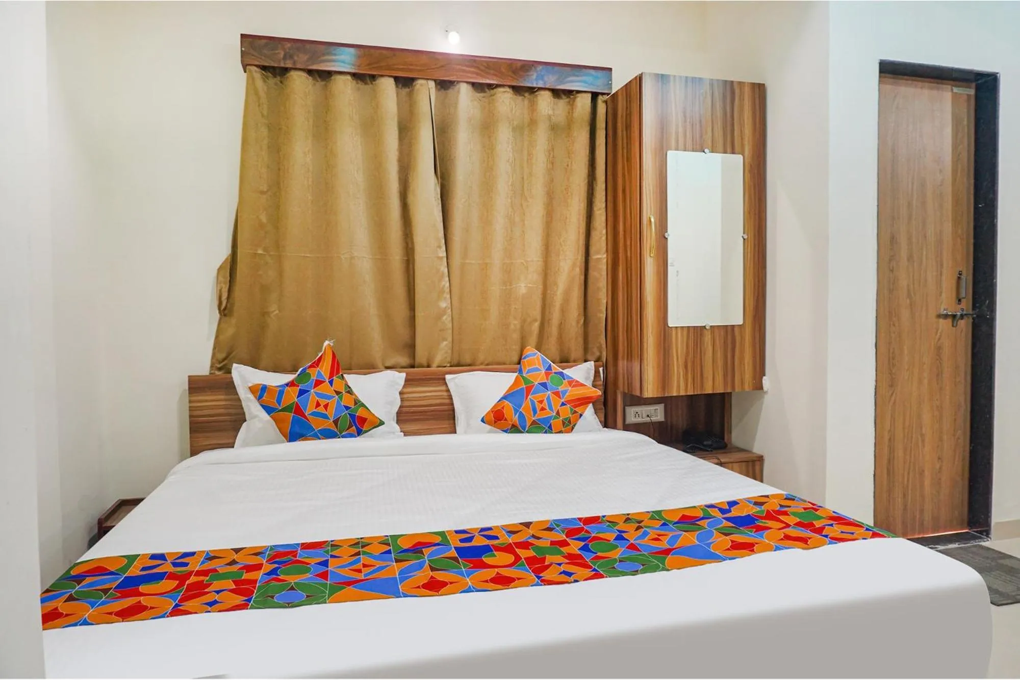 Bed in Fabhotel The Mantra inn - Nr world trade center