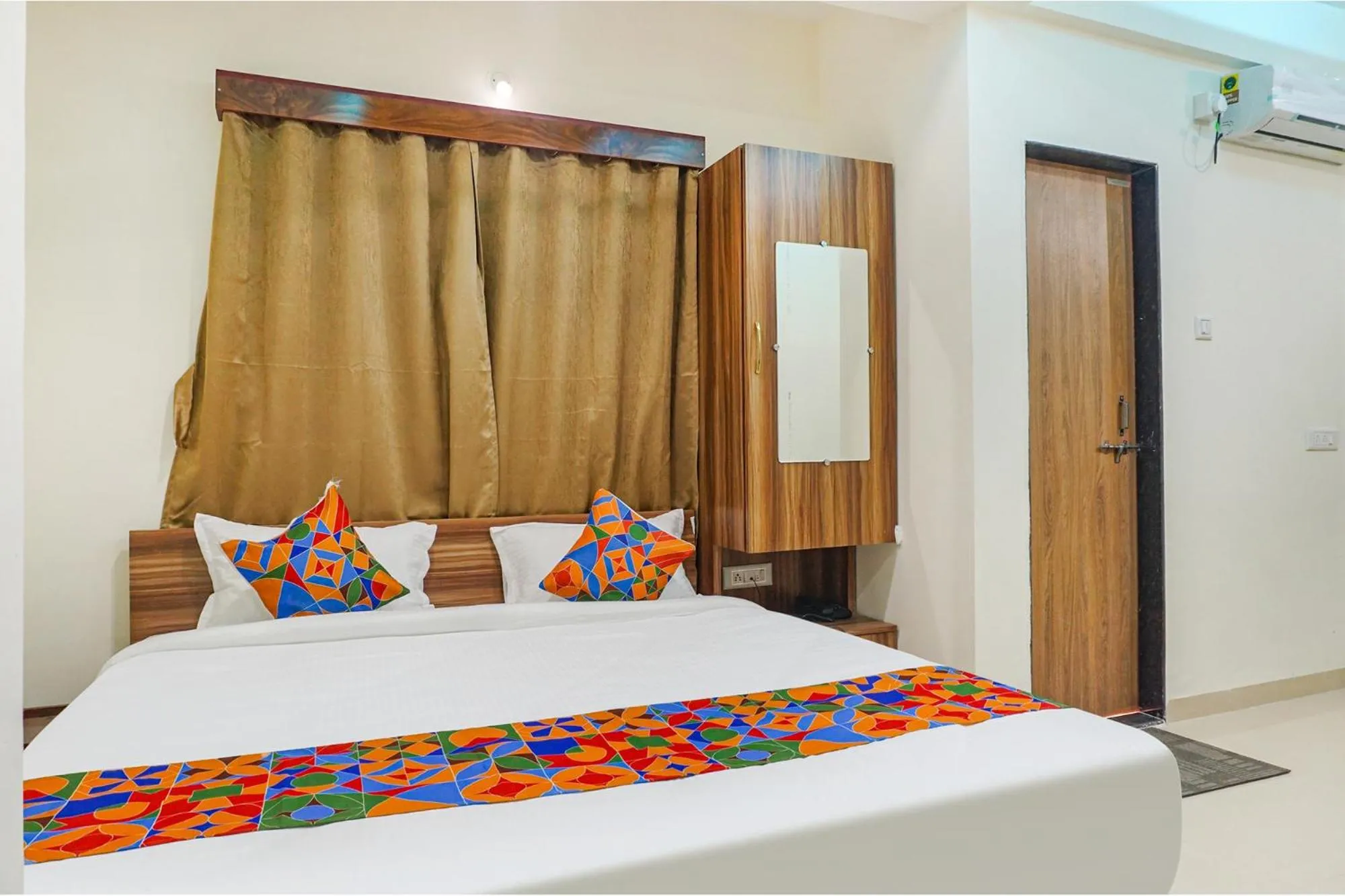 Bed in Fabhotel The Mantra inn - Nr world trade center