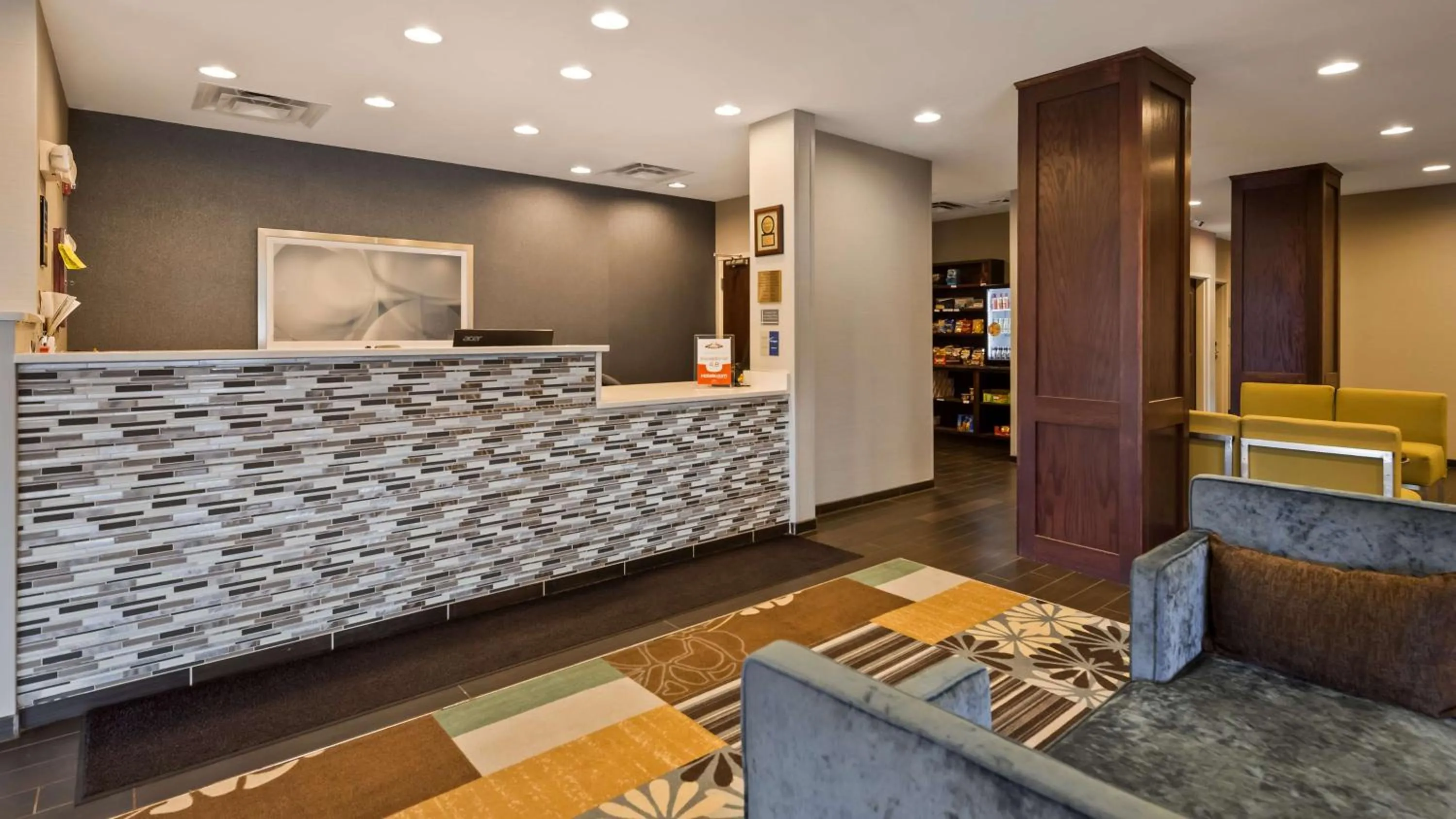 Lobby or reception in Best Western Plus Boardman Inn & Suites