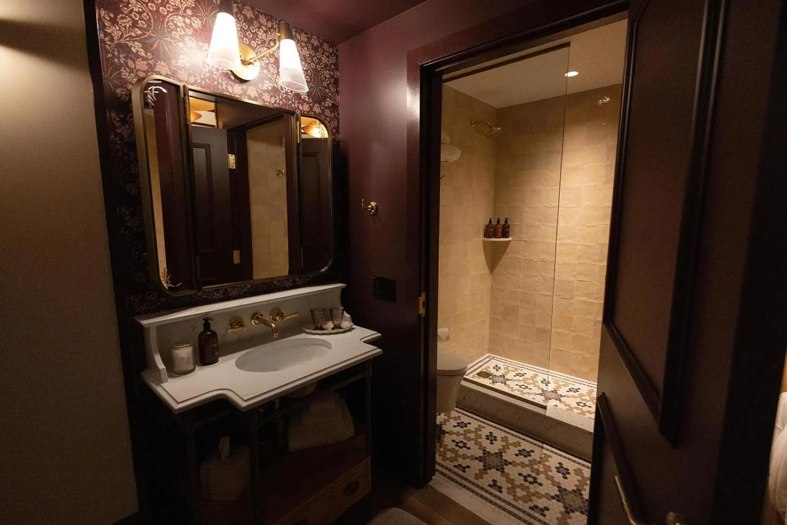 Shower in Fidelity Hotel