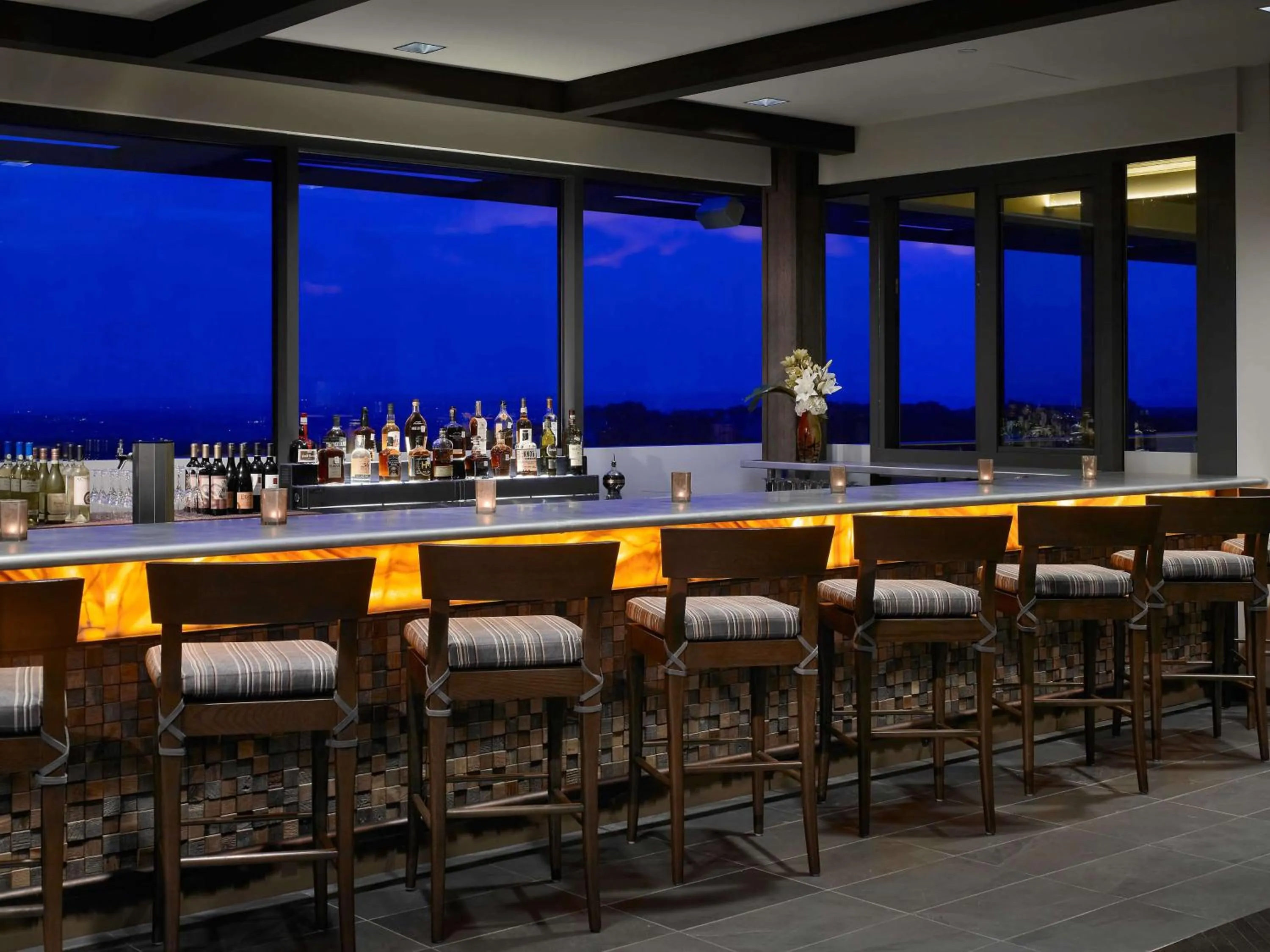 Lounge or bar in Sonesta Bee Cave Austin Hill Country