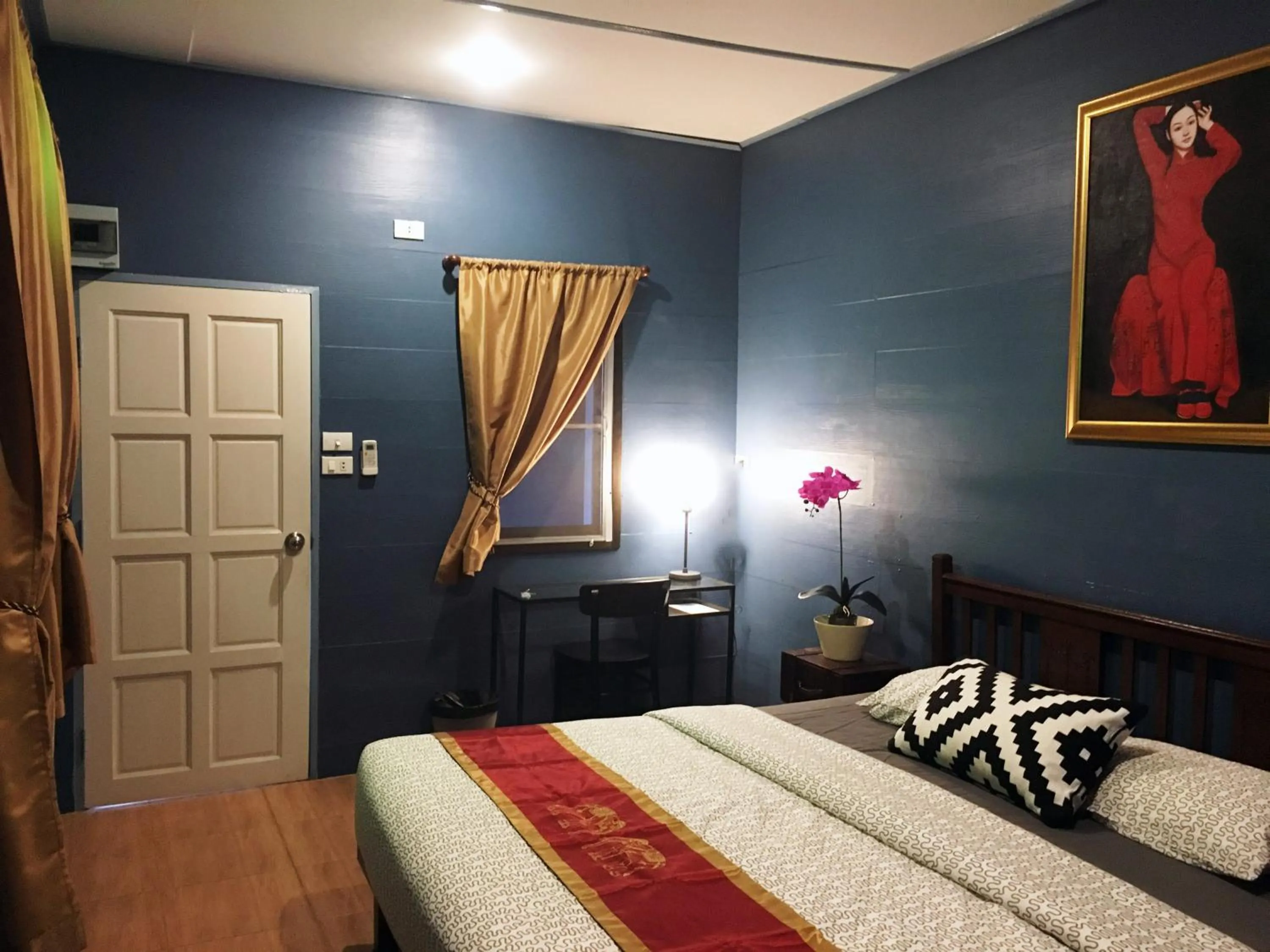 Photo of the whole room, Bed in Blue Chang House