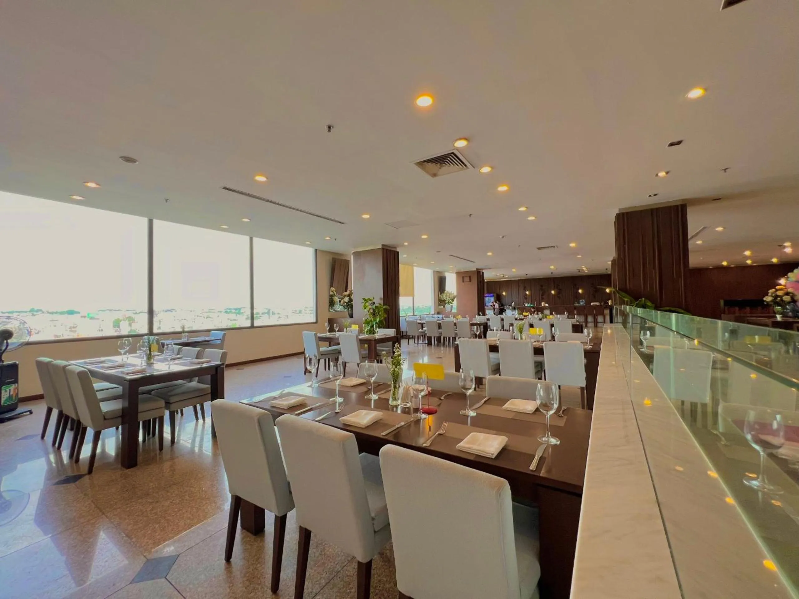 Restaurant/places to eat in AURORA Hotel Plaza