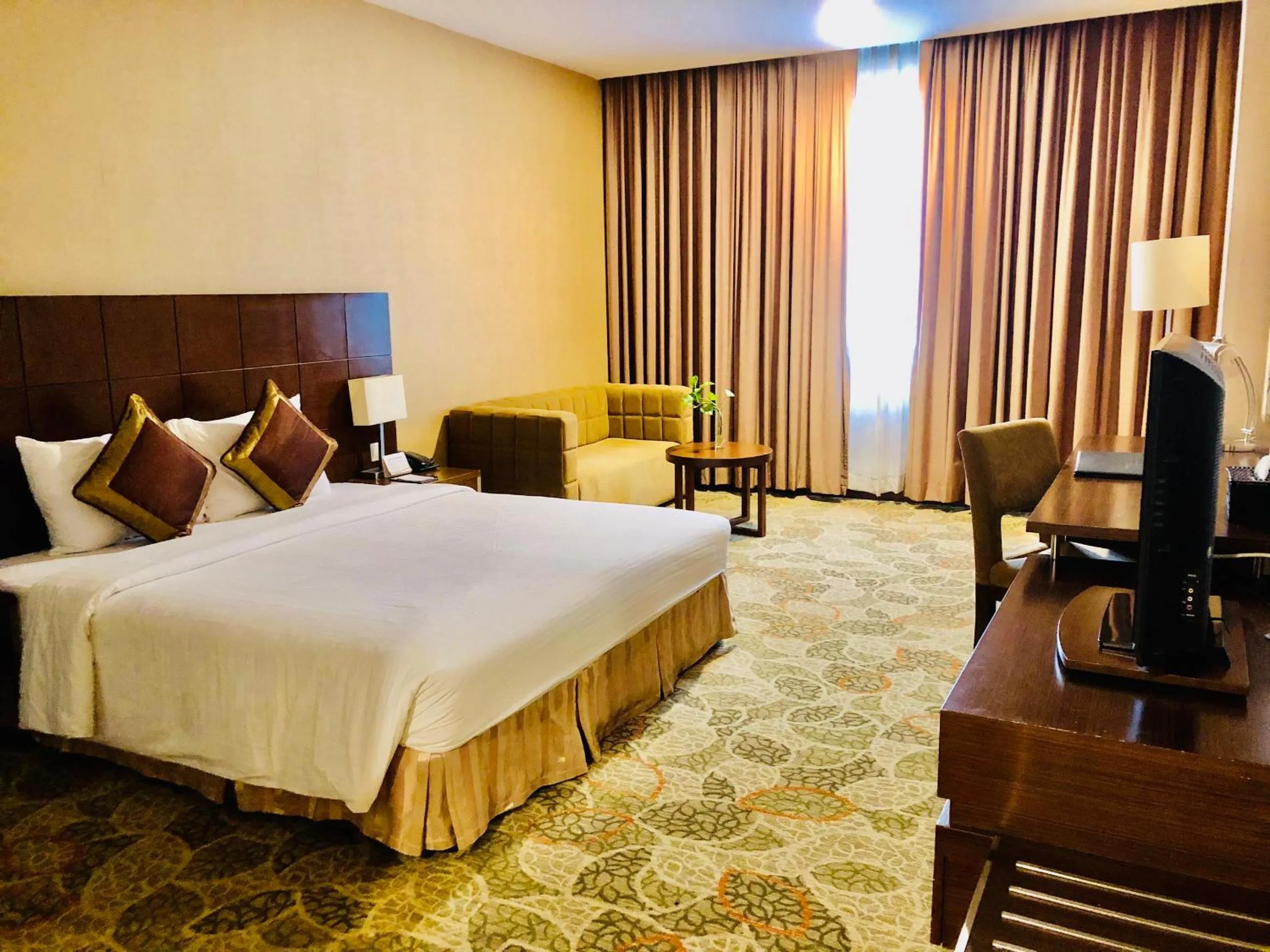 hair dresser, Bed in AURORA Hotel Plaza