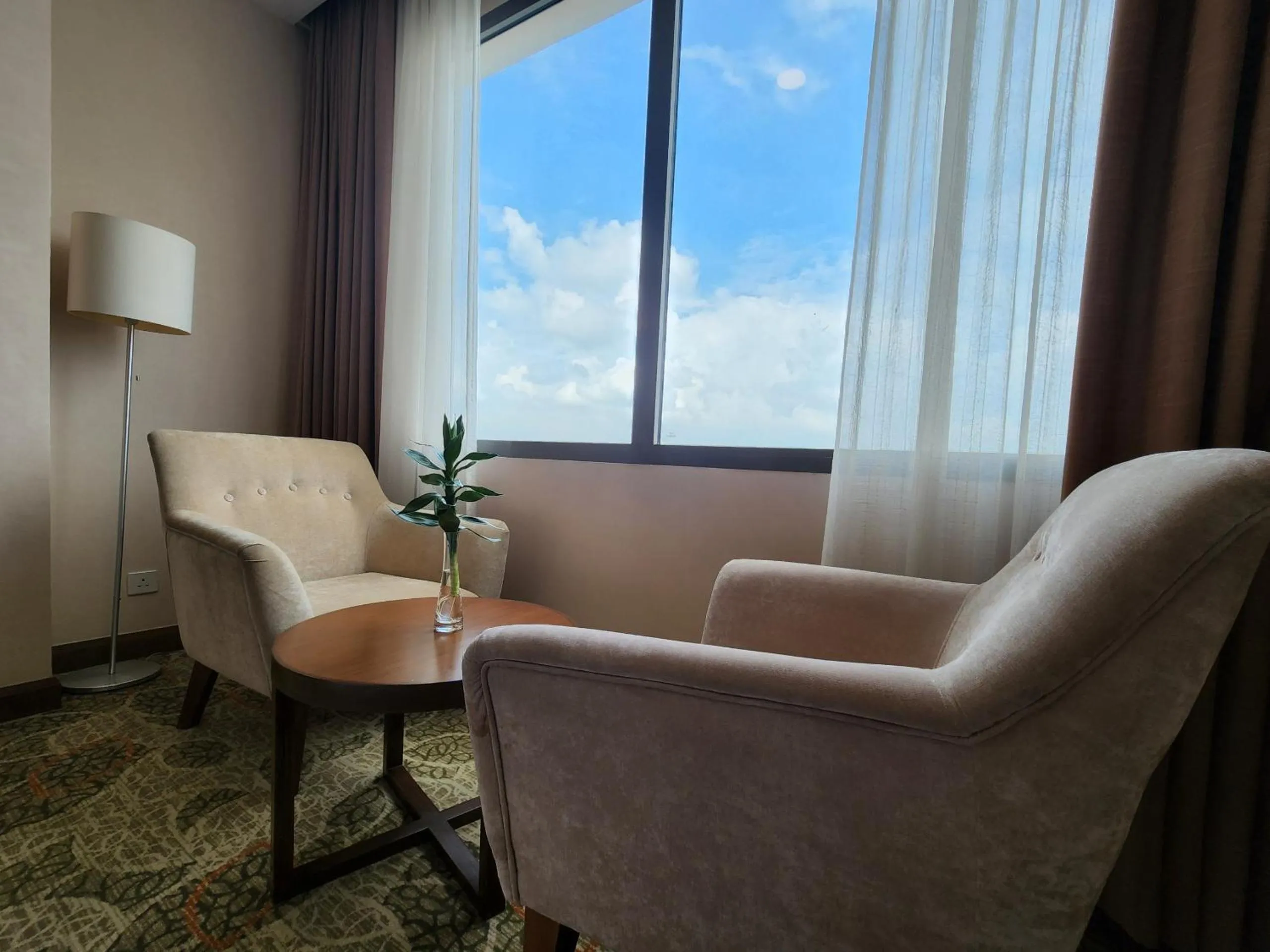 Seating area in AURORA Hotel Plaza