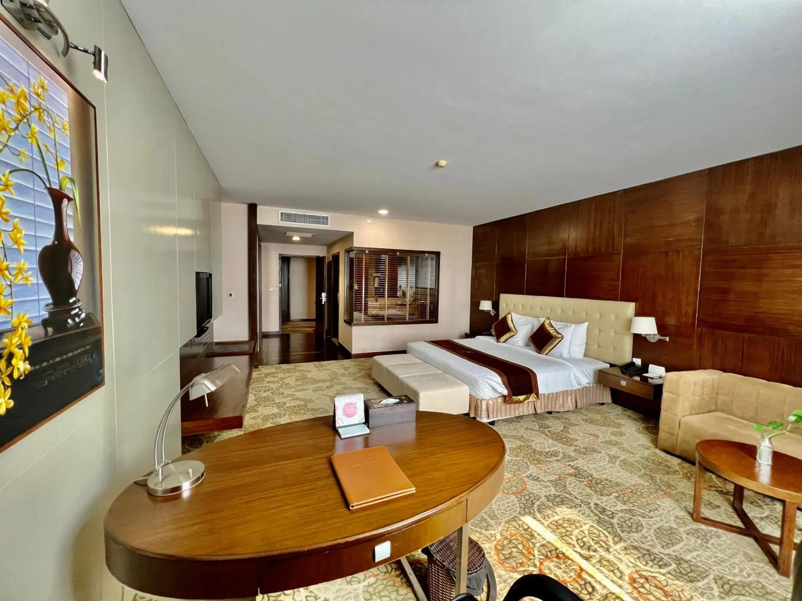 Seating area, Bed in AURORA Hotel Plaza