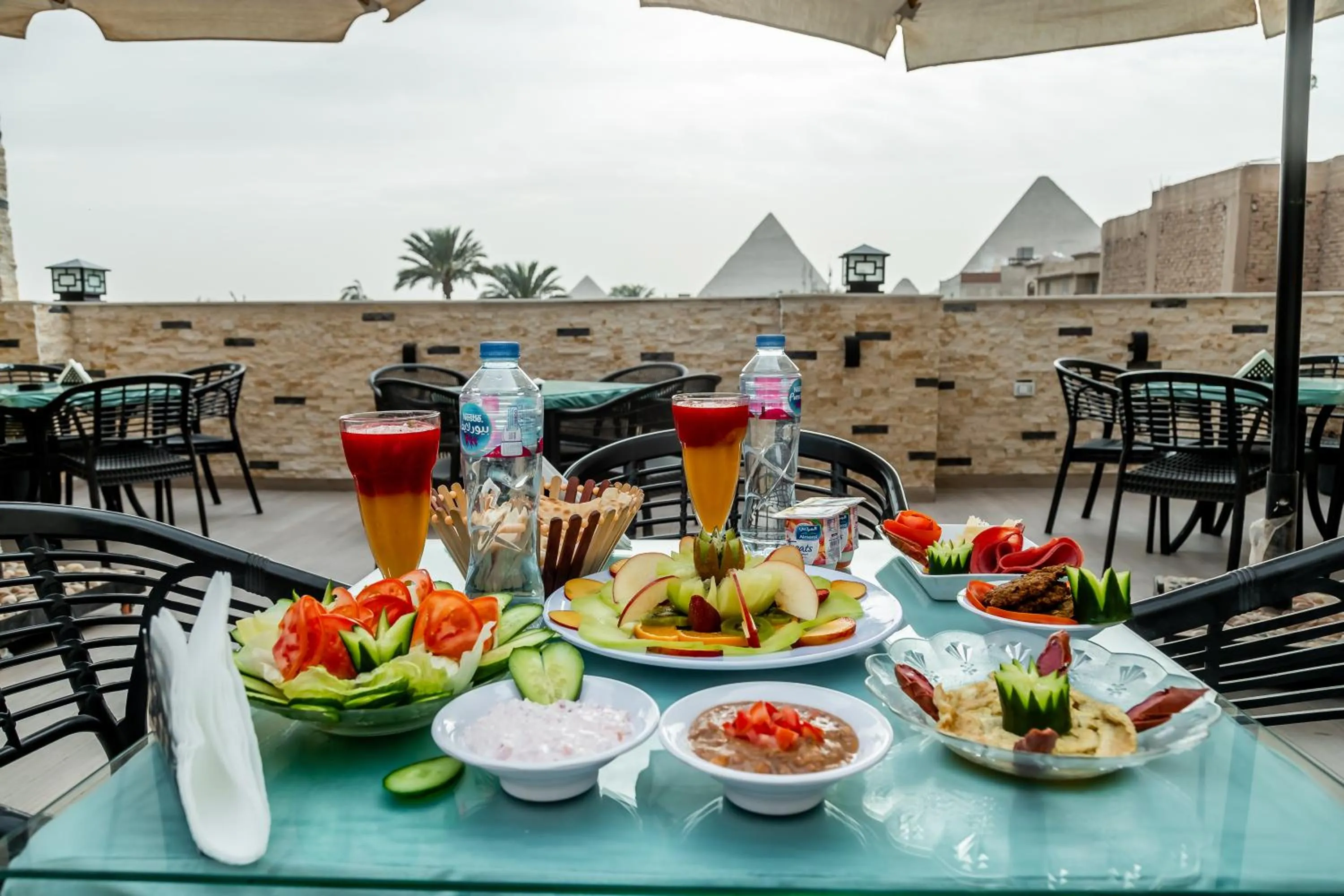 Restaurant/places to eat in Night Pyramids Inn Hotel