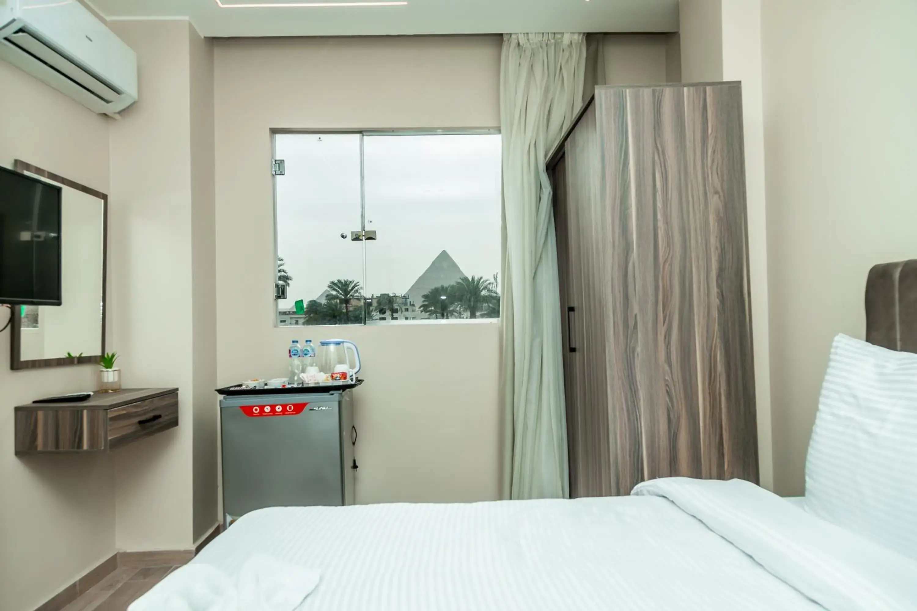 Deluxe Twin Room in Night Pyramids Inn Hotel Deluxe Twin Room in Night Pyramids Inn Hotel