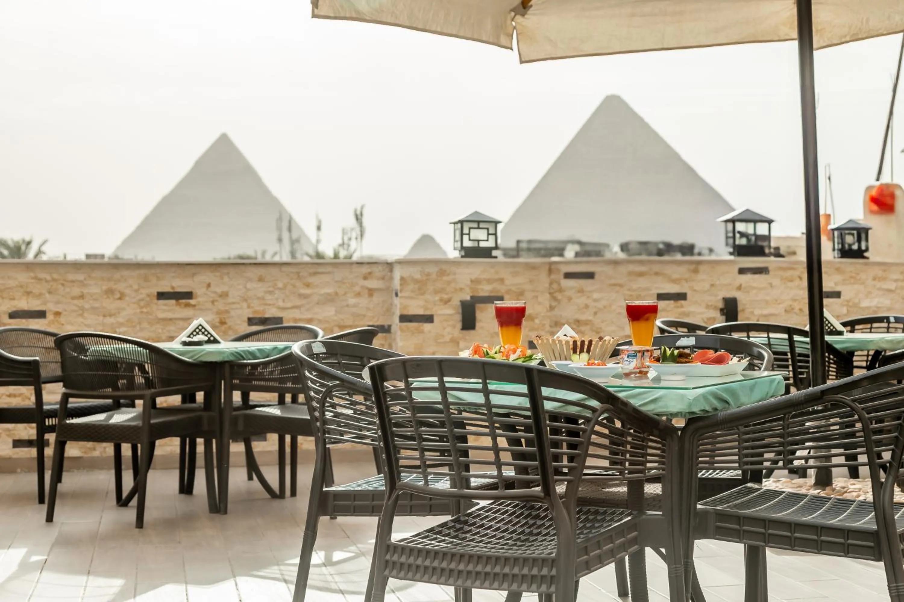 Restaurant/places to eat in Night Pyramids Inn Hotel