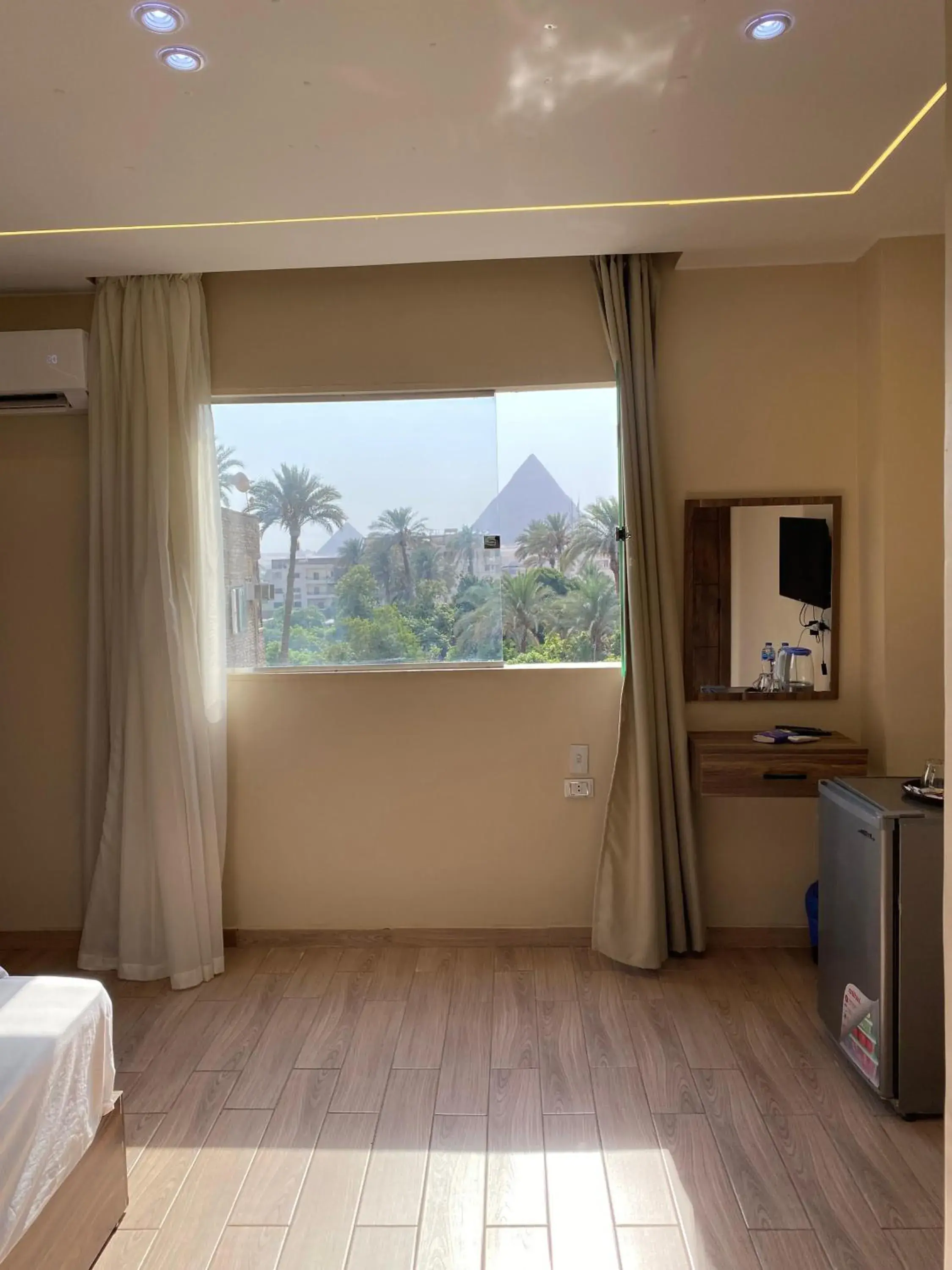 Deluxe King Room in Night Pyramids Inn Hotel Deluxe King Room in Night Pyramids Inn Hotel