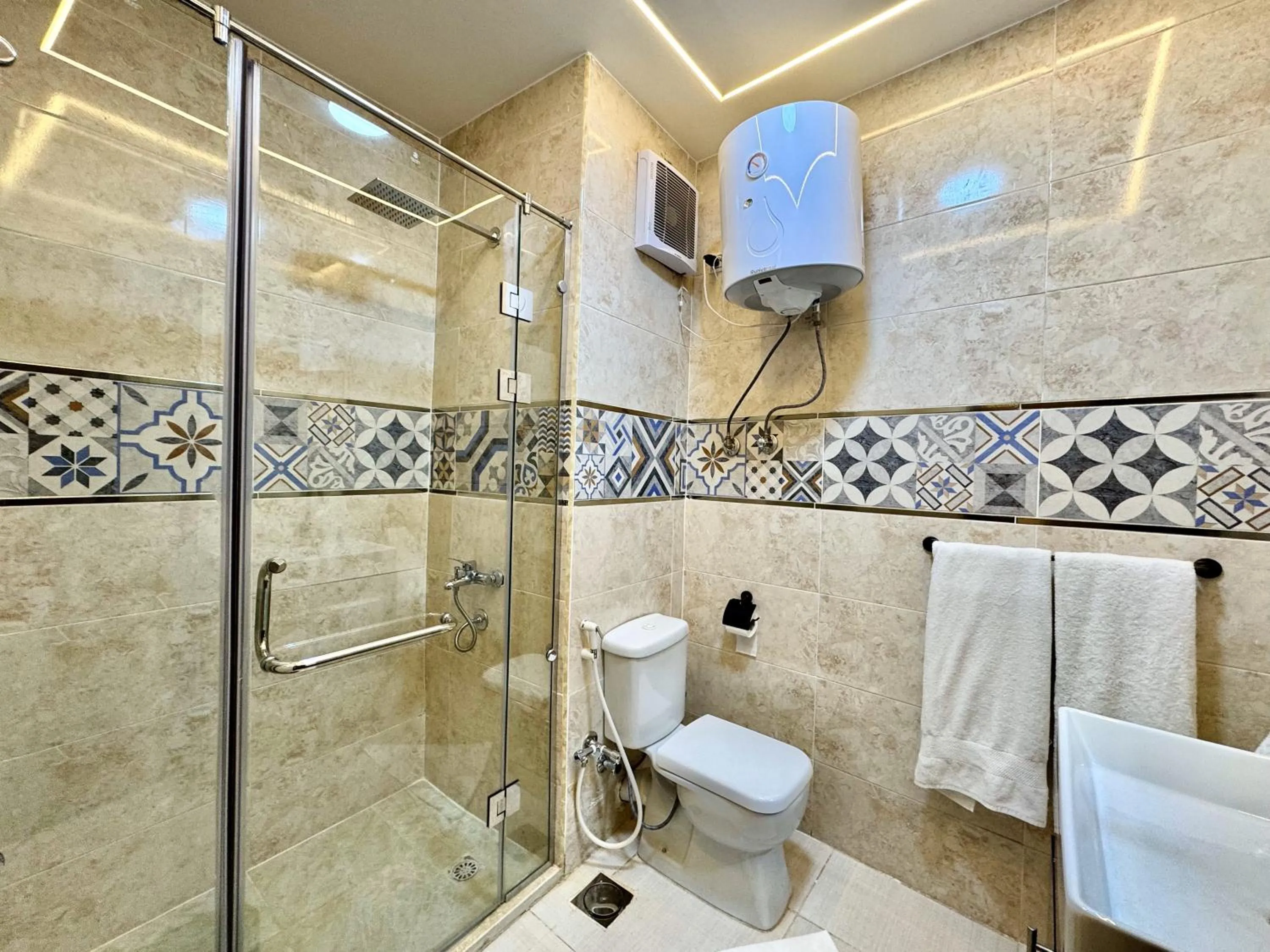 Shower in Night Pyramids Inn Hotel