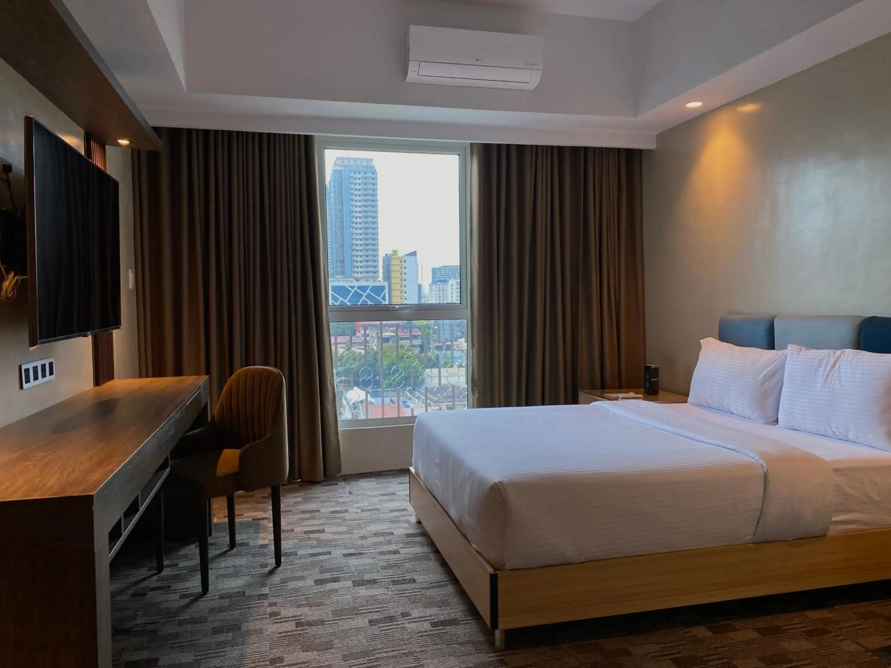 Deluxe Queen Room in The Tribute Hotel Deluxe Queen Room in The Tribute Hotel