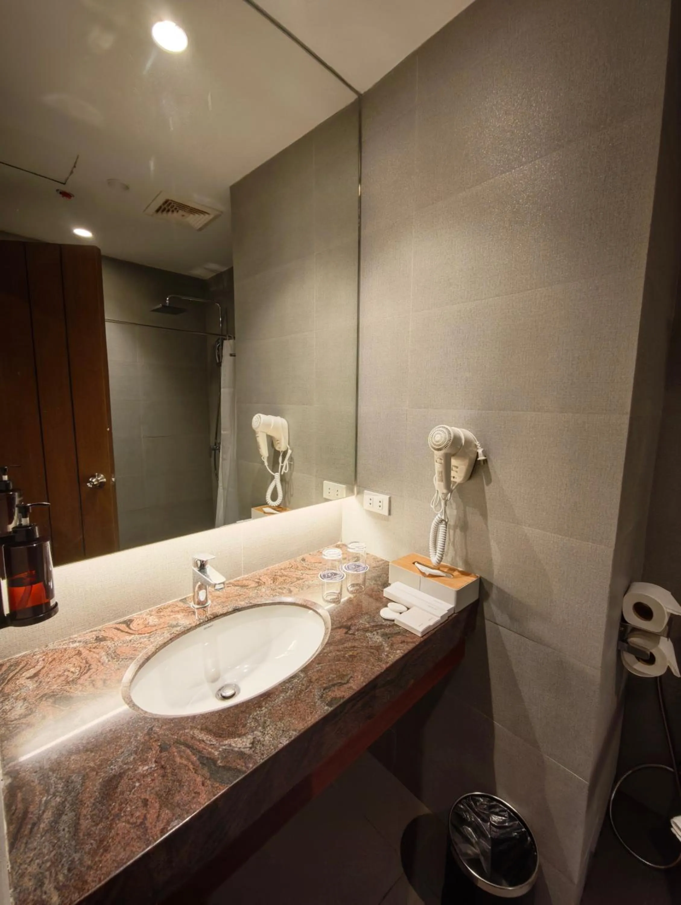 Bathroom in The Tribute Hotel