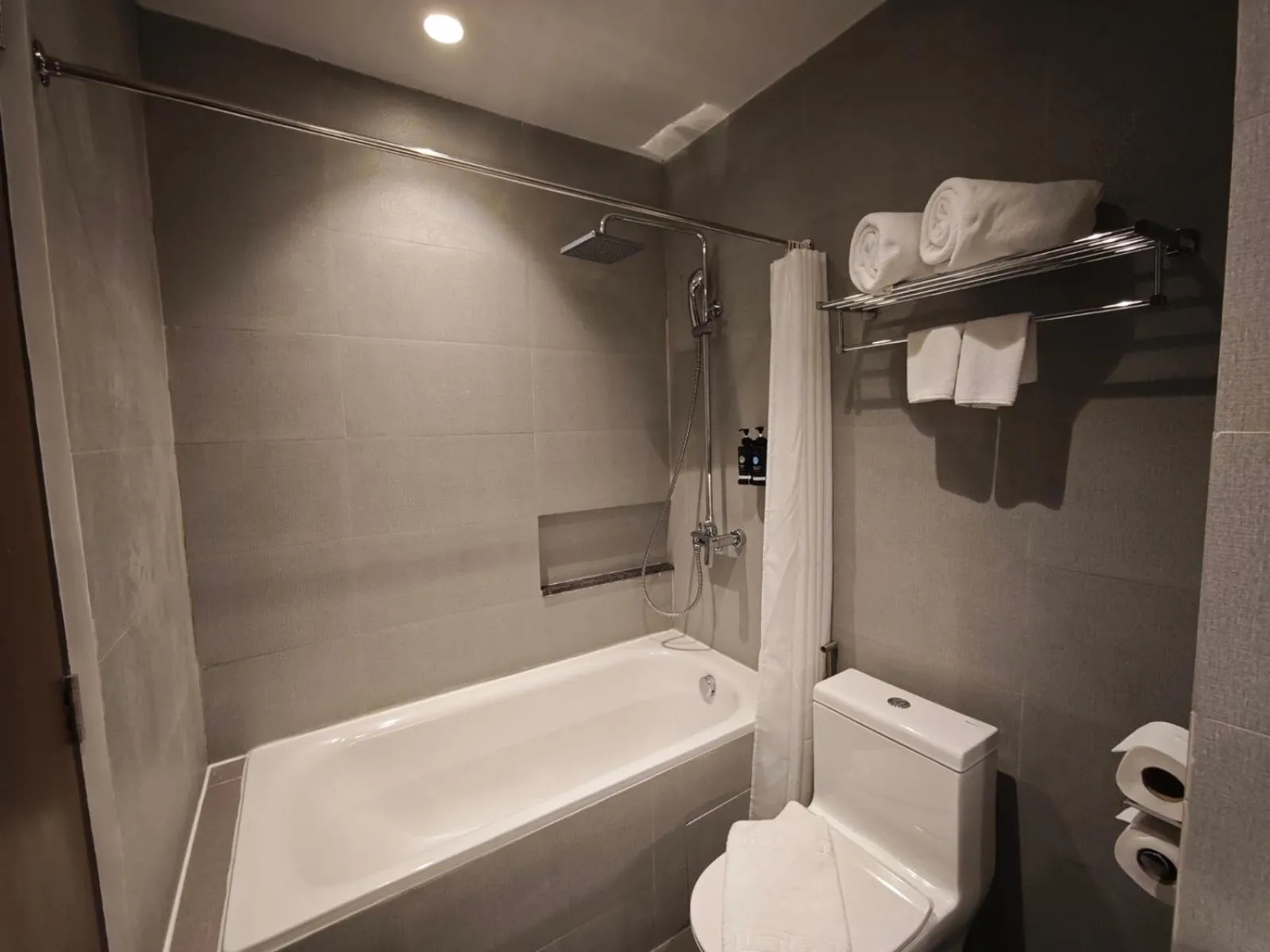 Bathroom in The Tribute Hotel