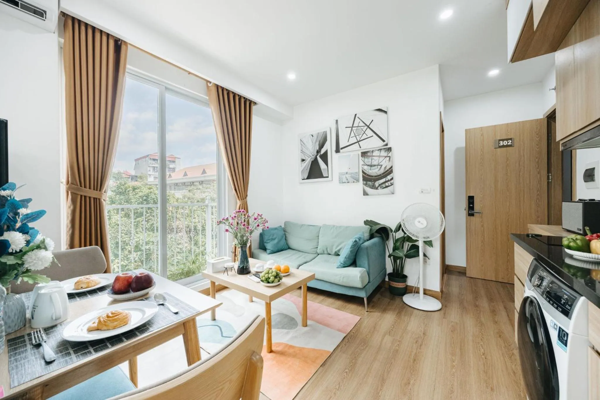 Communal lounge/ TV room in The Euphoria Sophisticated Style - Stay 24h