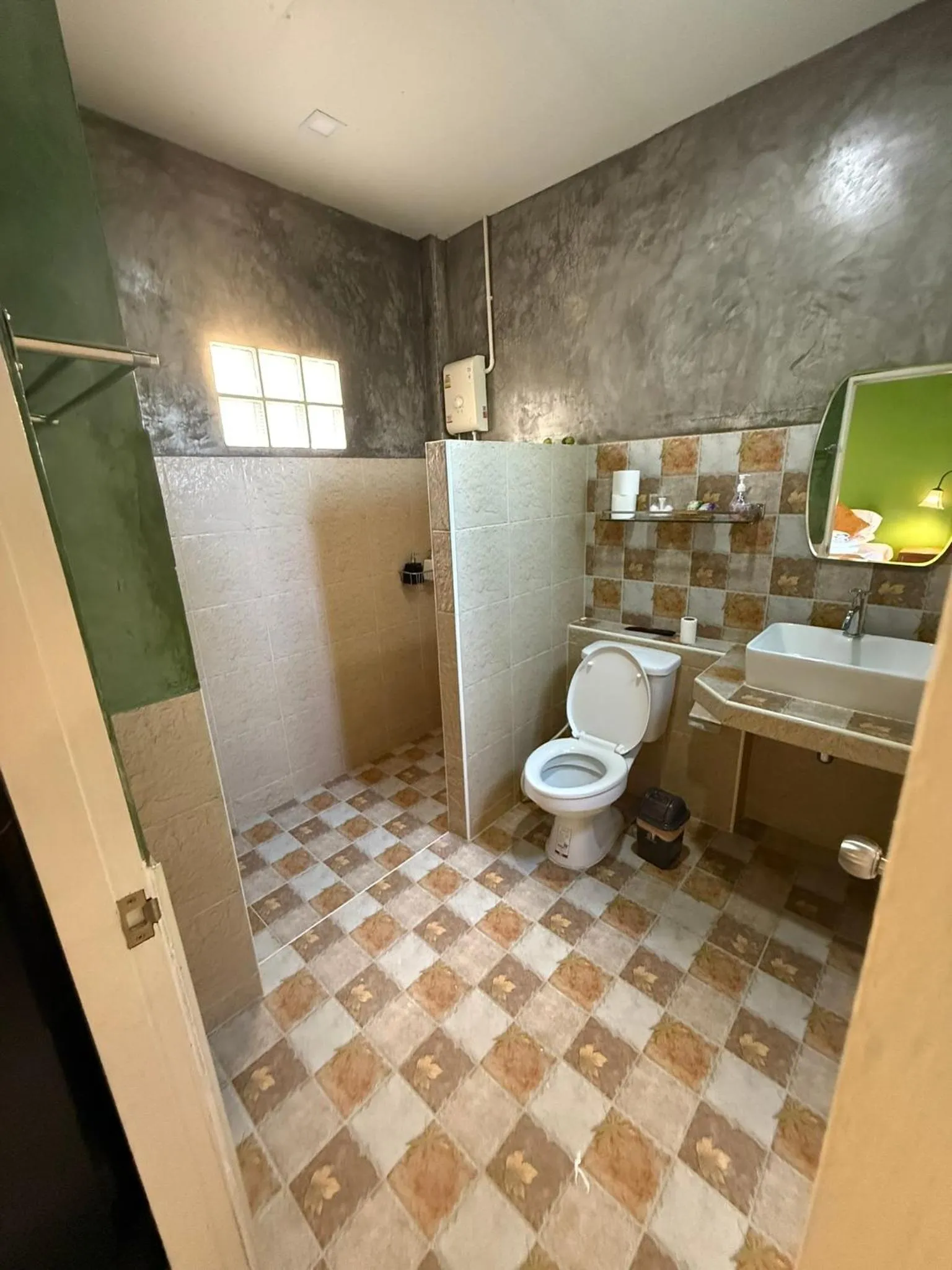 Toilet in Golden Mango House