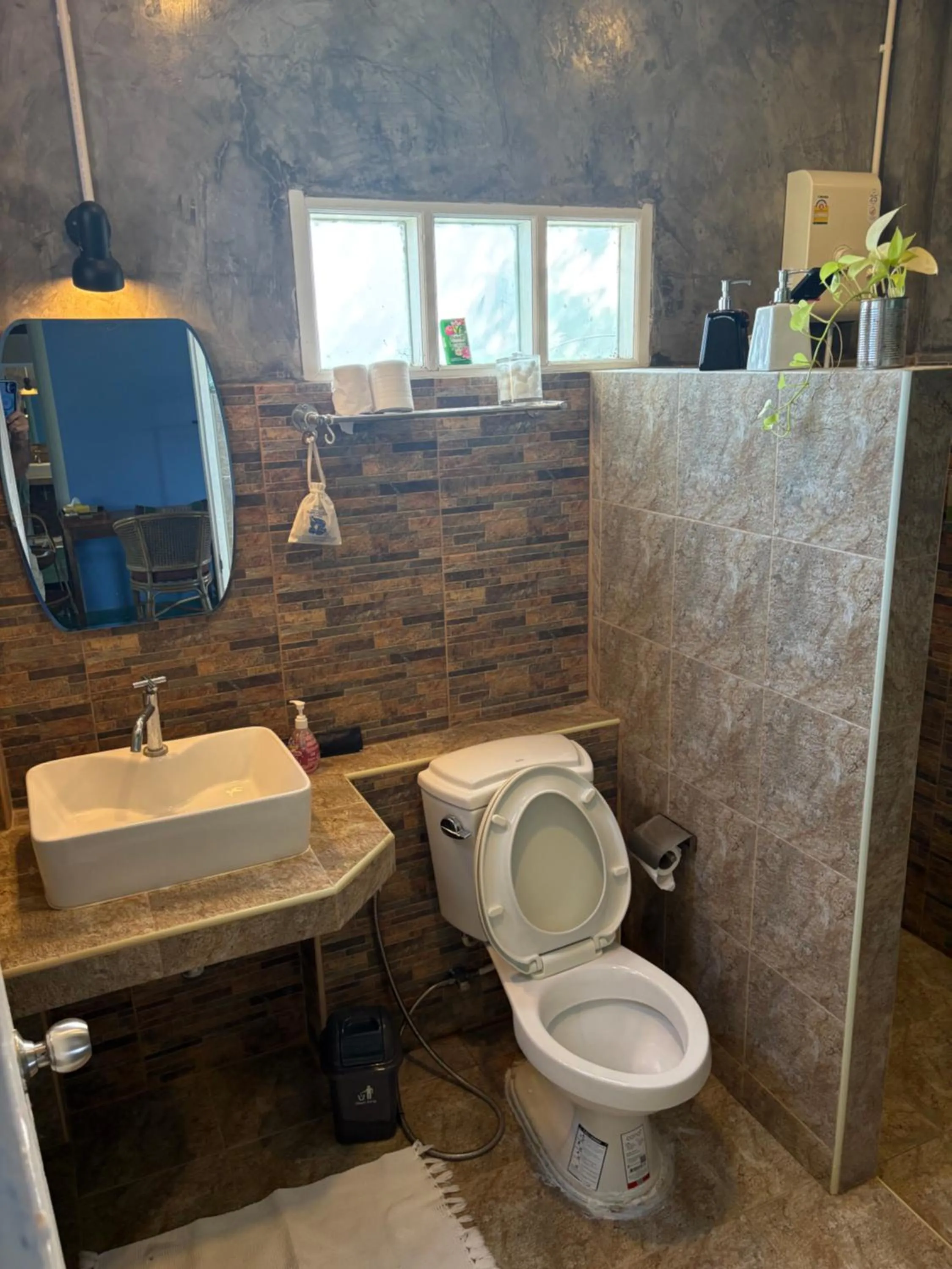 Toilet in Golden Mango House