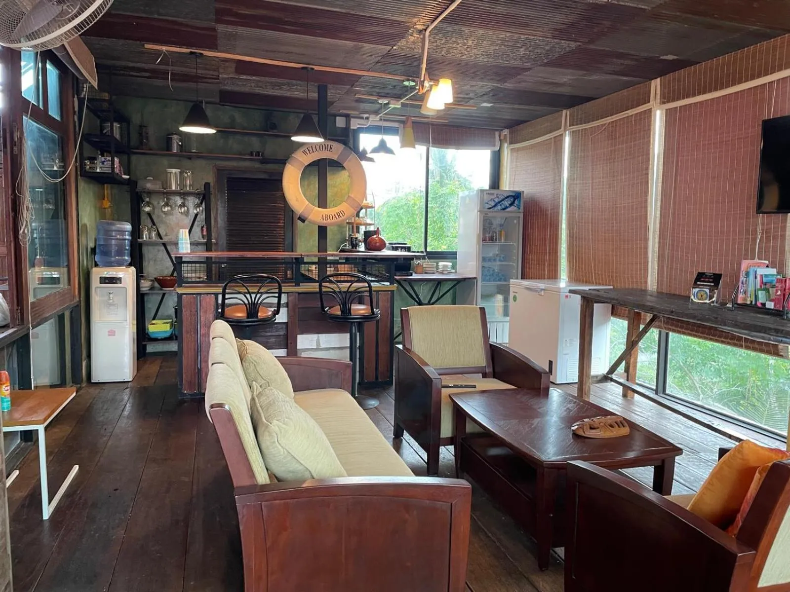 Communal lounge/ TV room in Golden Mango House