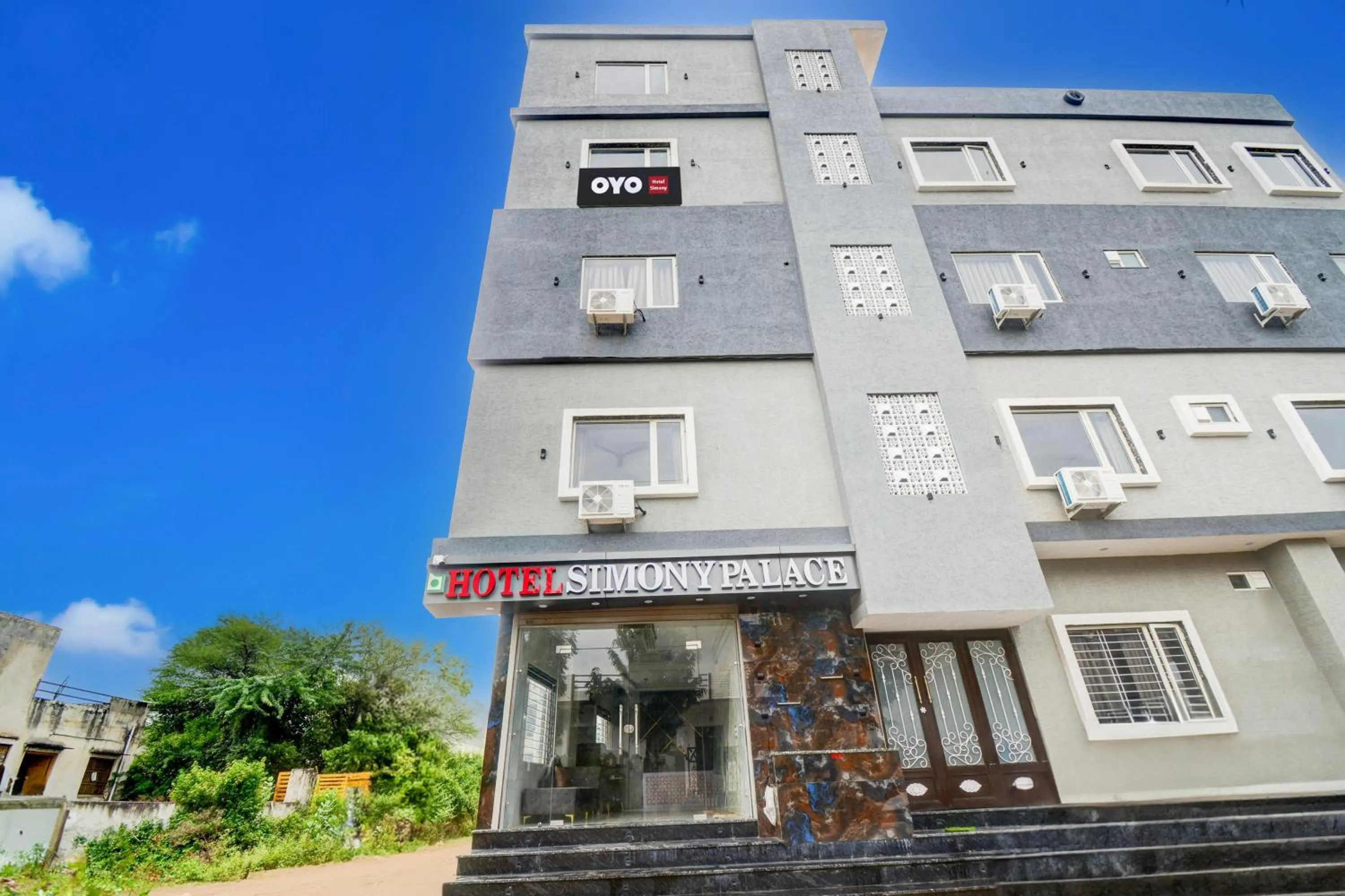 Facade/entrance in Hotel O Simony Palace
