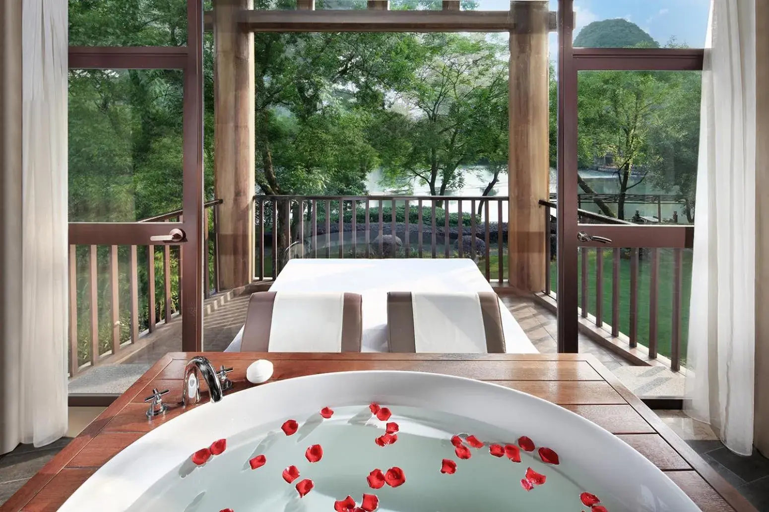 Deluxe Double Room with Balcony in Yangshuo Riverside Resorts Hotel Deluxe Double Room with Balcony in Yangshuo Riverside Resorts Hotel