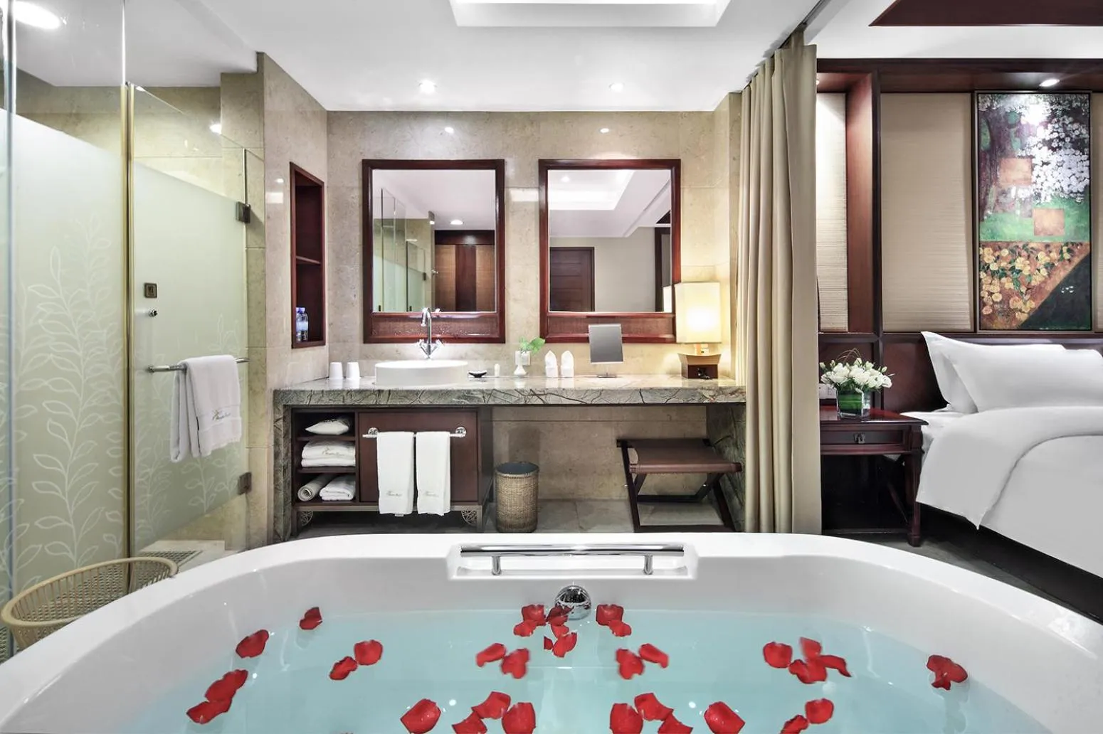 Hot Tub, Bed in Yangshuo Riverside Resorts Hotel