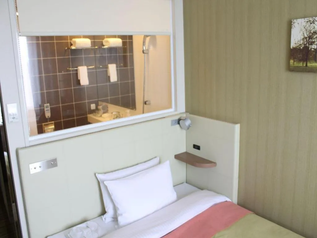 Bed in Kichijoji Dai-ichi Hotel, Tokyo