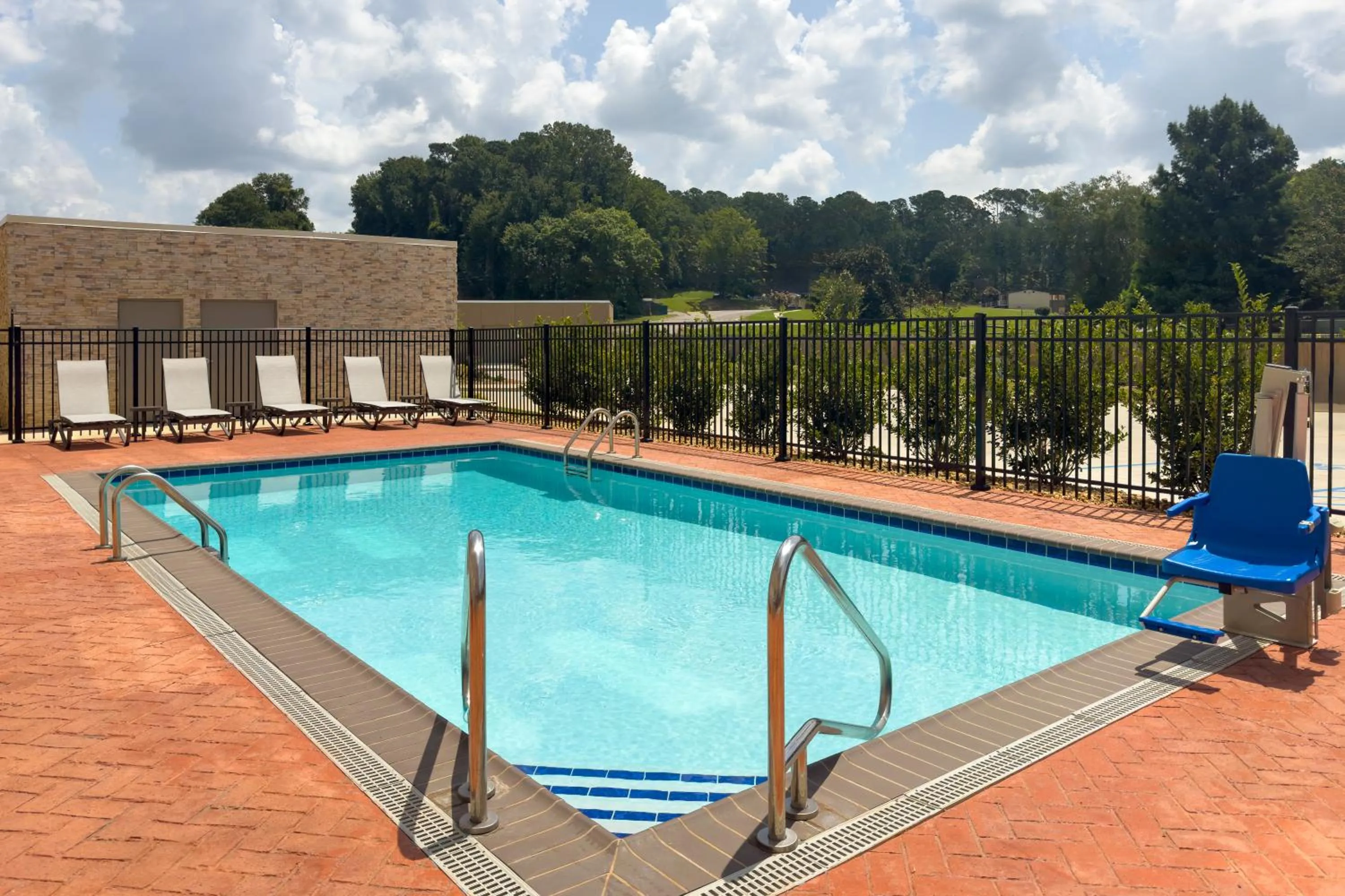 Swimming pool in Holiday Inn Express & Suites Meridian I-20 by IHG