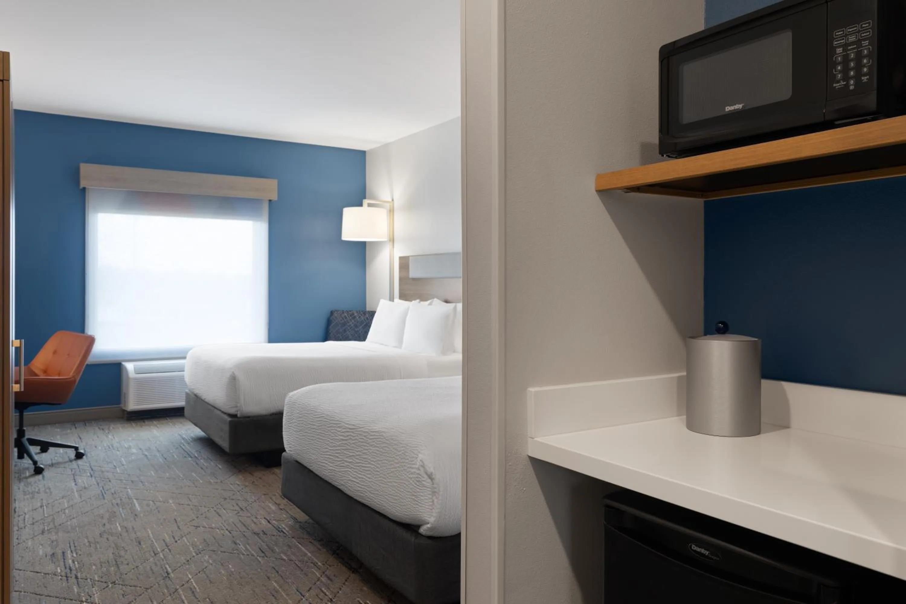 Photo of the whole room, Bed in Holiday Inn Express & Suites Meridian I-20 by IHG