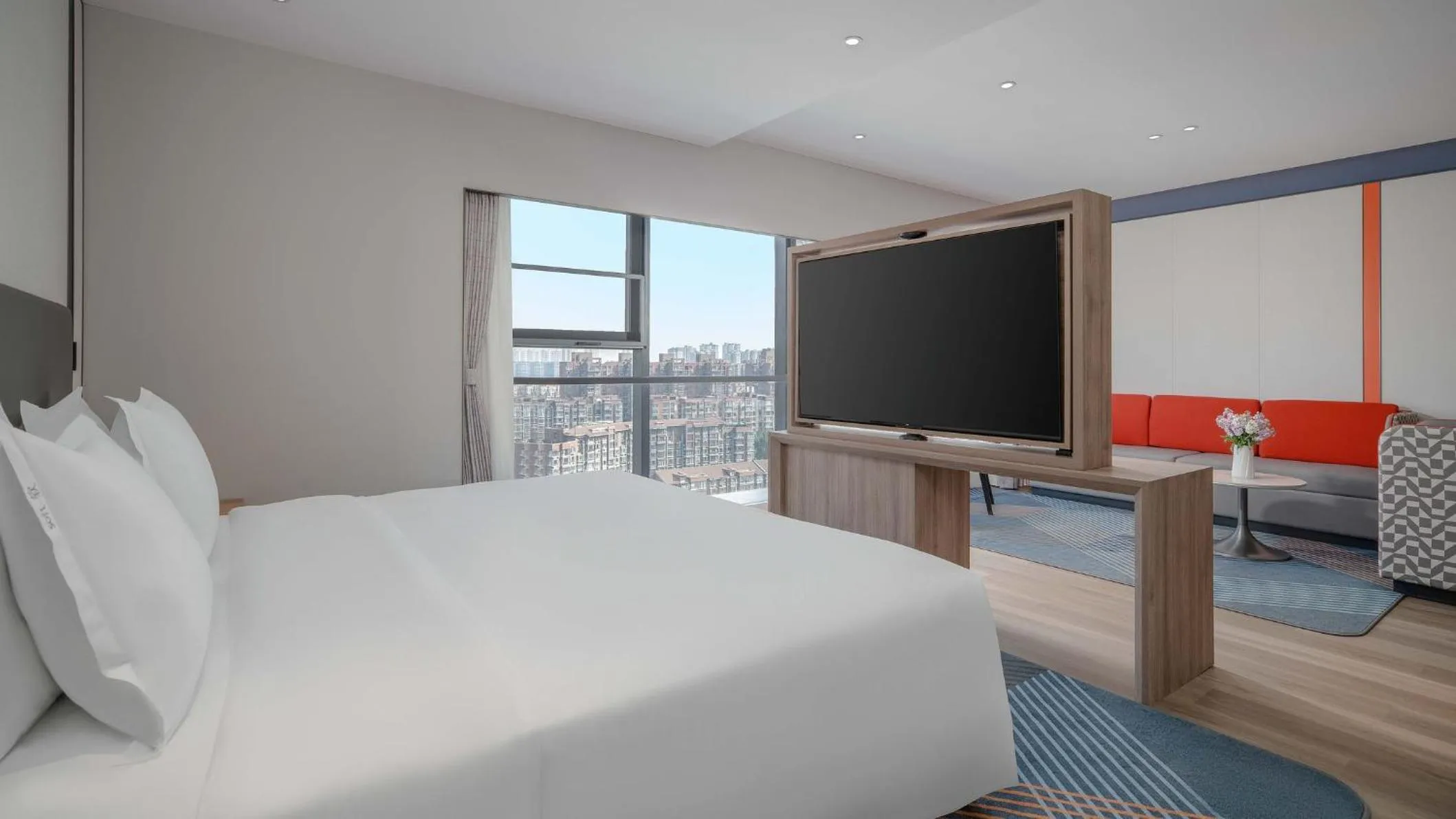 Photo of the whole room, Bed in Holiday Inn Express Xi'an Fengdong by IHG