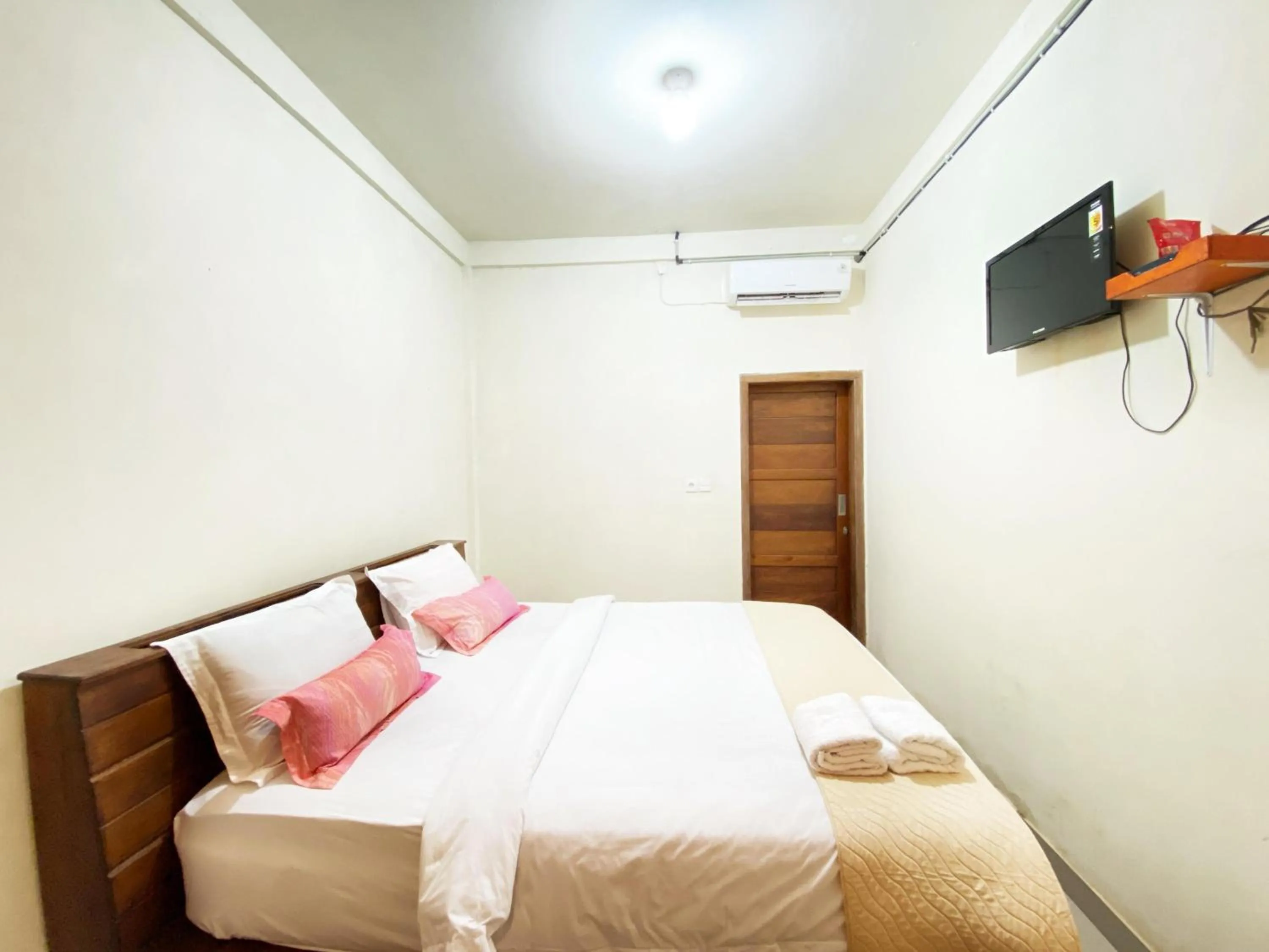 Bedroom, Bed in Bujai Mentawai Griya Hotel