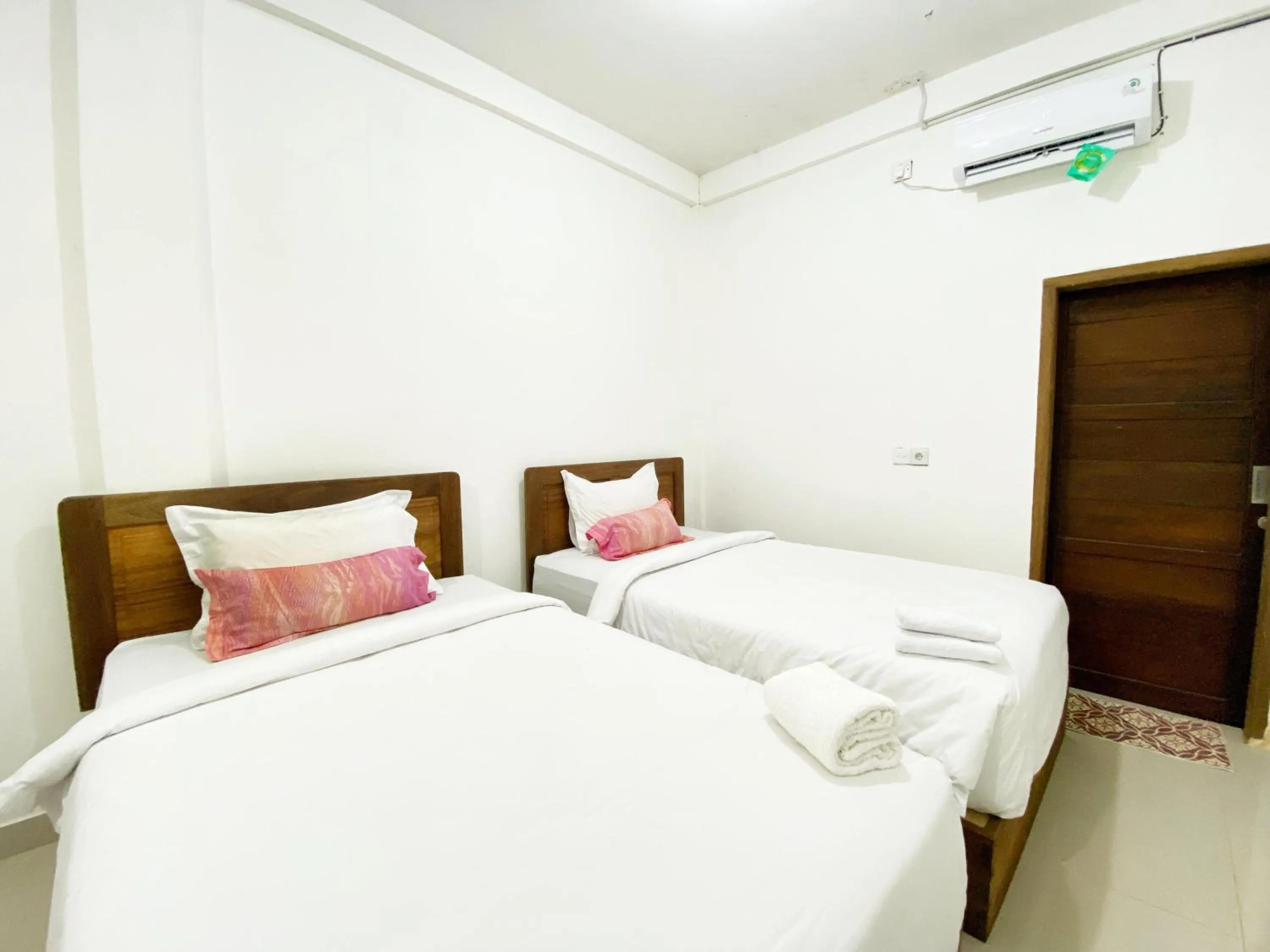 Photo of the whole room, Bed in Bujai Mentawai Griya Hotel