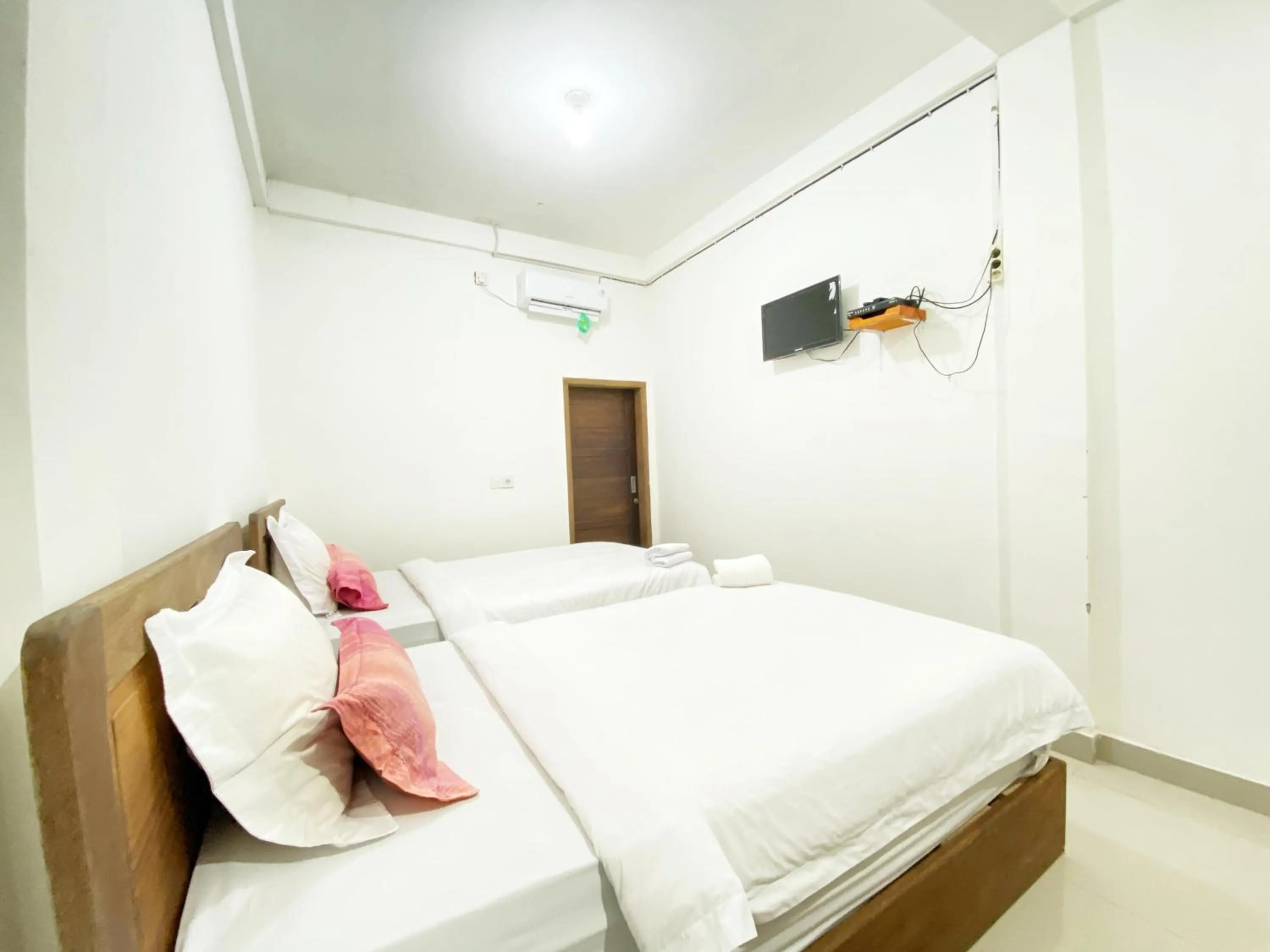 Photo of the whole room, Bed in Bujai Mentawai Griya Hotel