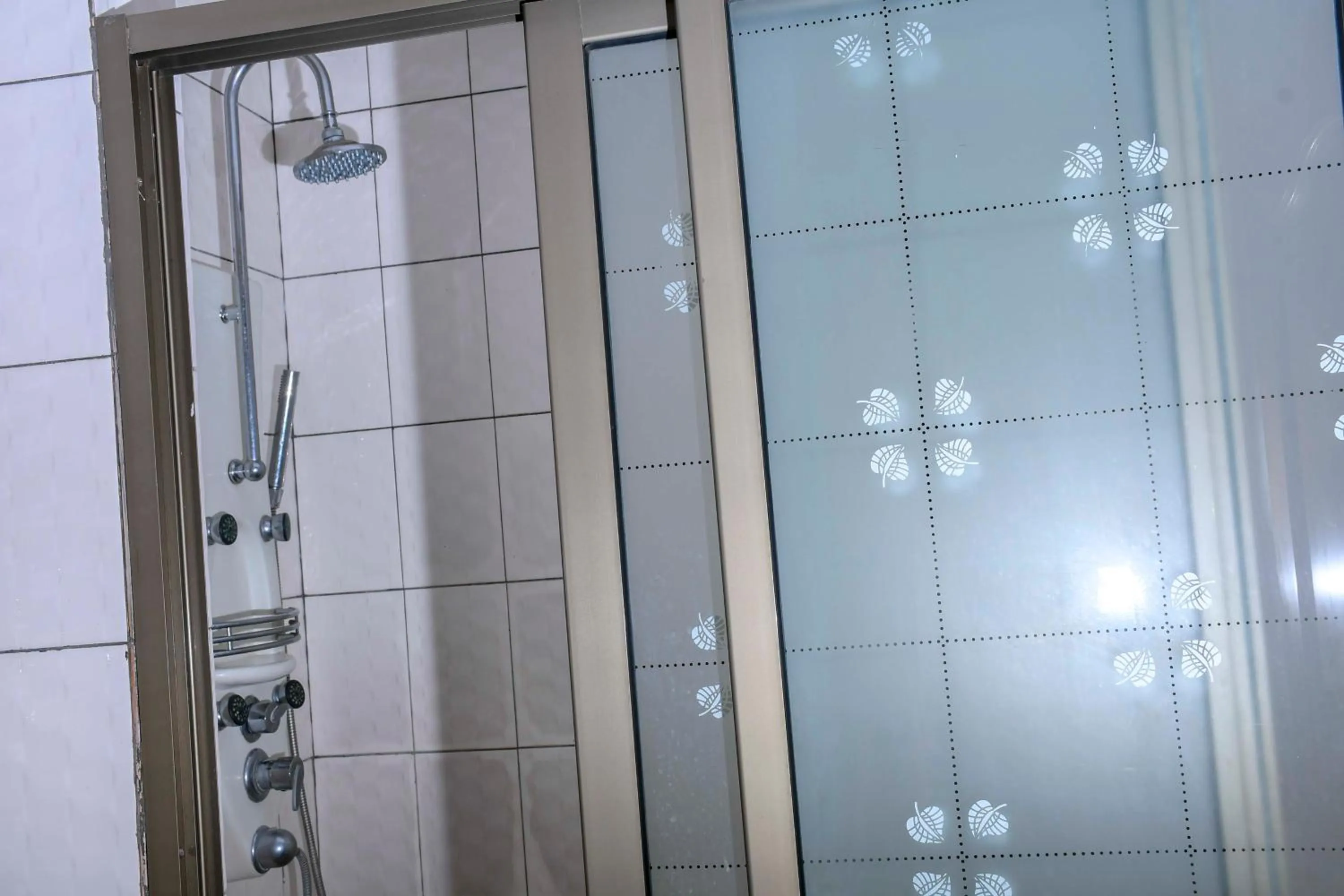 Shower in Kiriri Residence Hotel