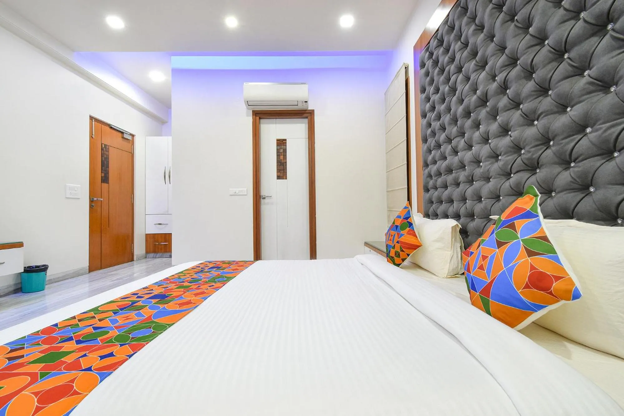 Bed in FabHotel De Alphabet II - Nr Ameerpet Metro Station