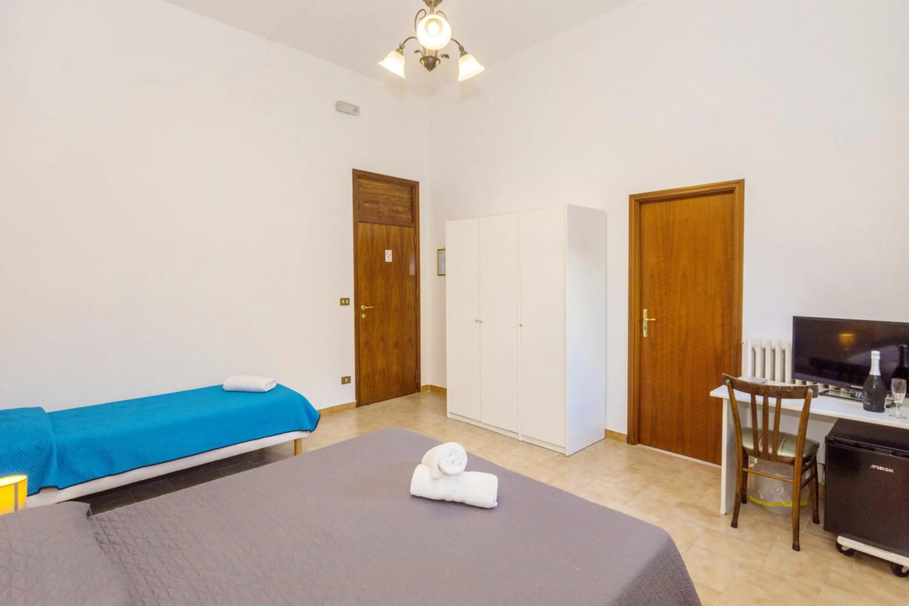 Bedroom, Bed in Sisters Hotel