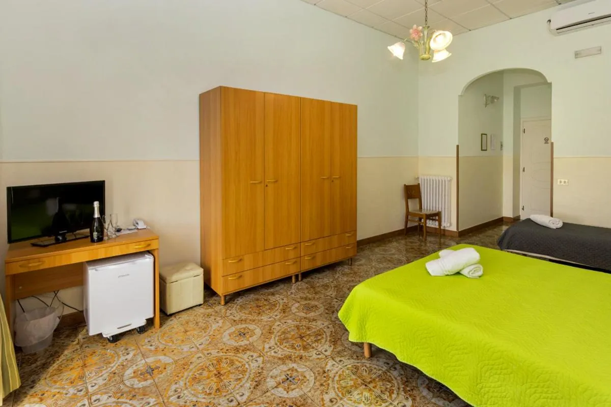 Bedroom, Bed in Sisters Hotel