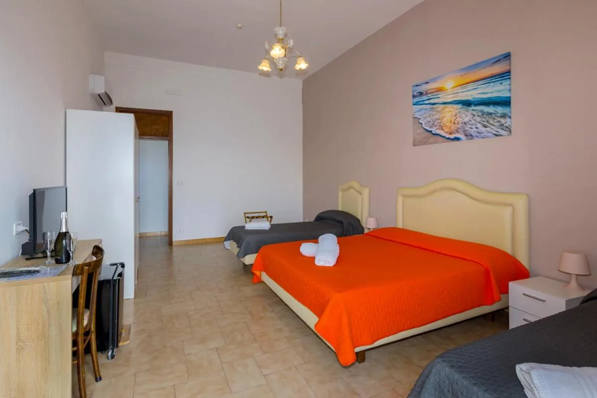 Bedroom, Bed in Sisters Hotel